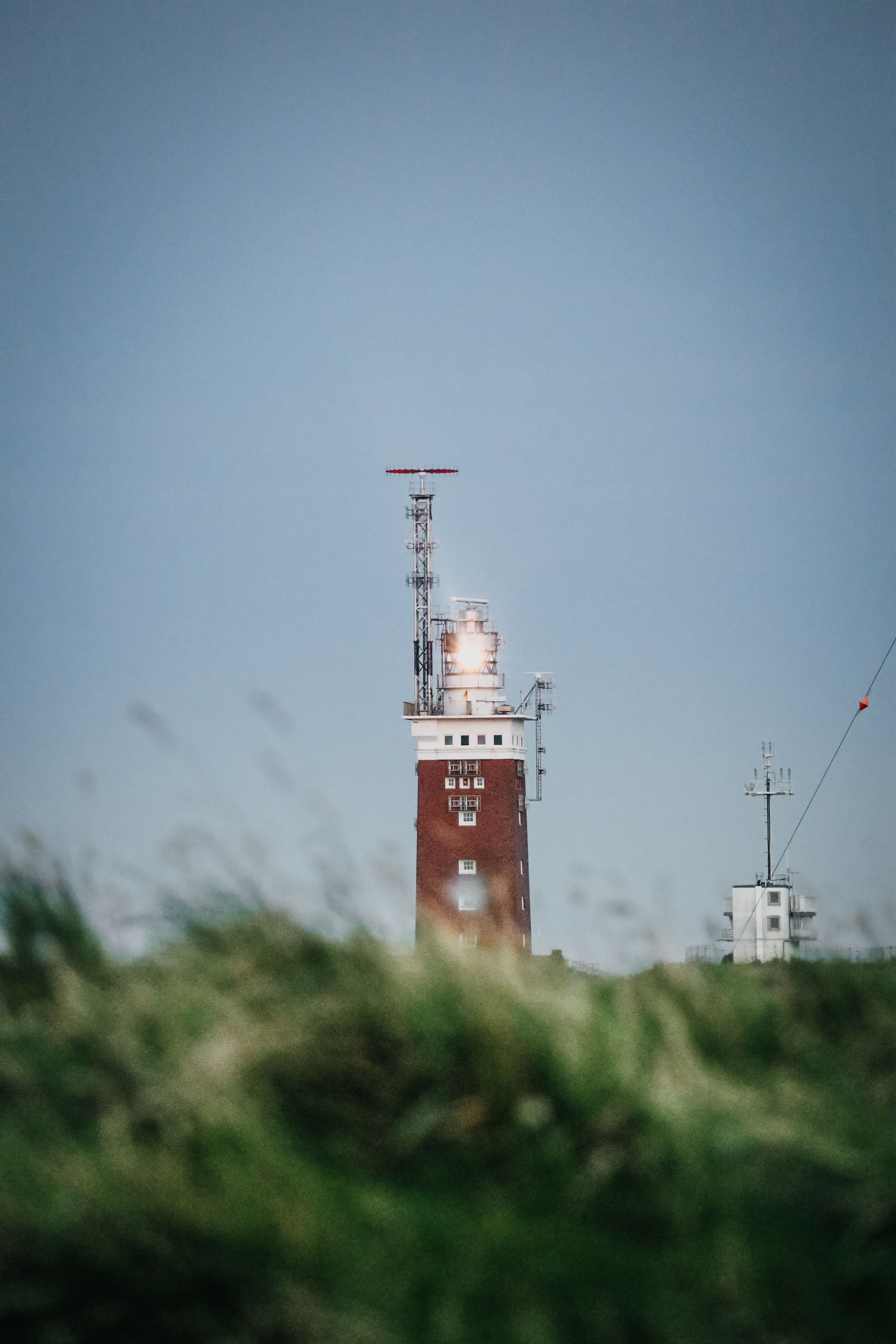 Der Helgoländer Leuchtturm vom Oberland aus gesehen. Foto: Madeleine und Ricardo Memering