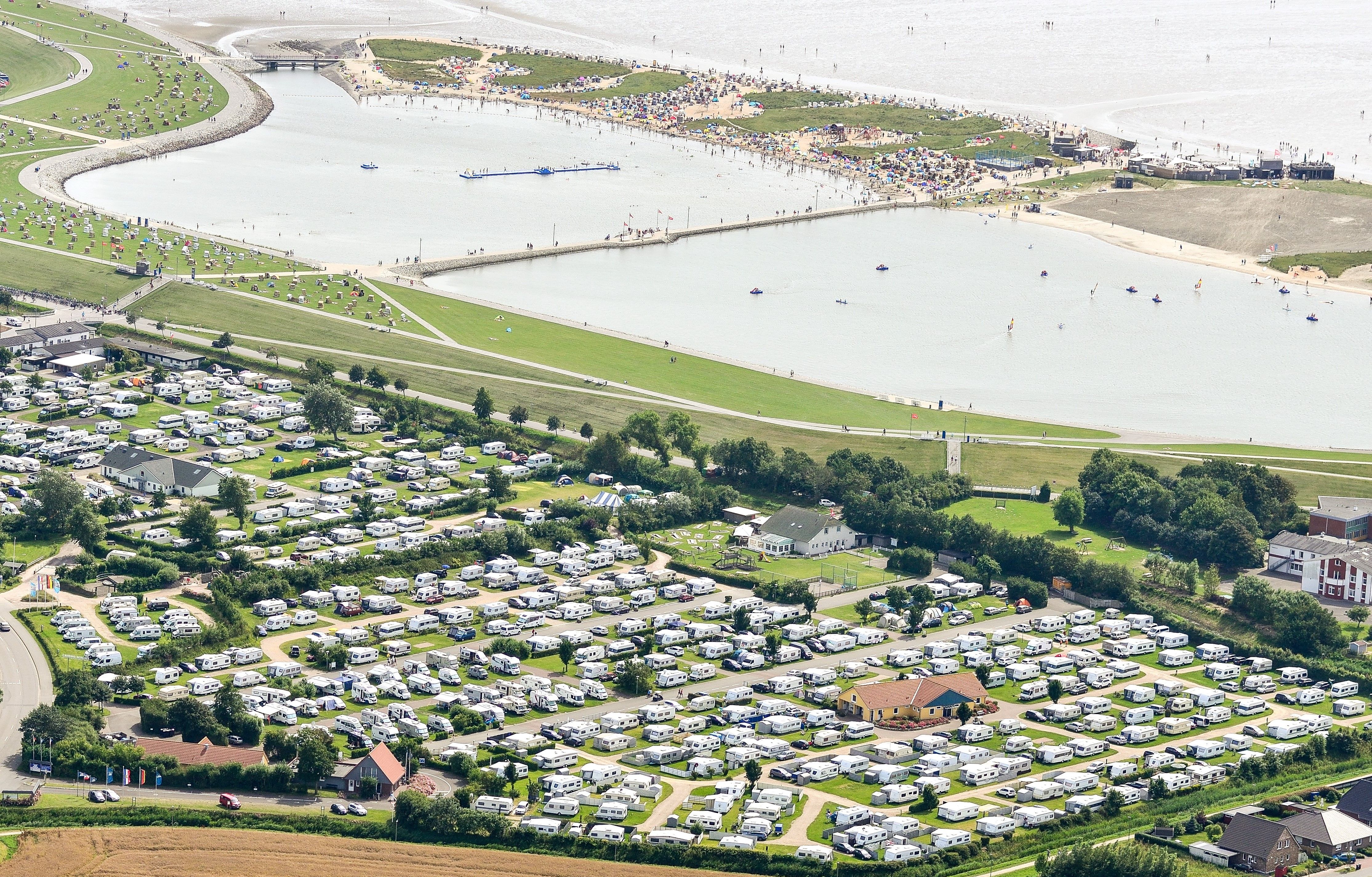 Luftbildaufnahme des Campingplatzes Zur Perle vor der Büsumer Perlebucht