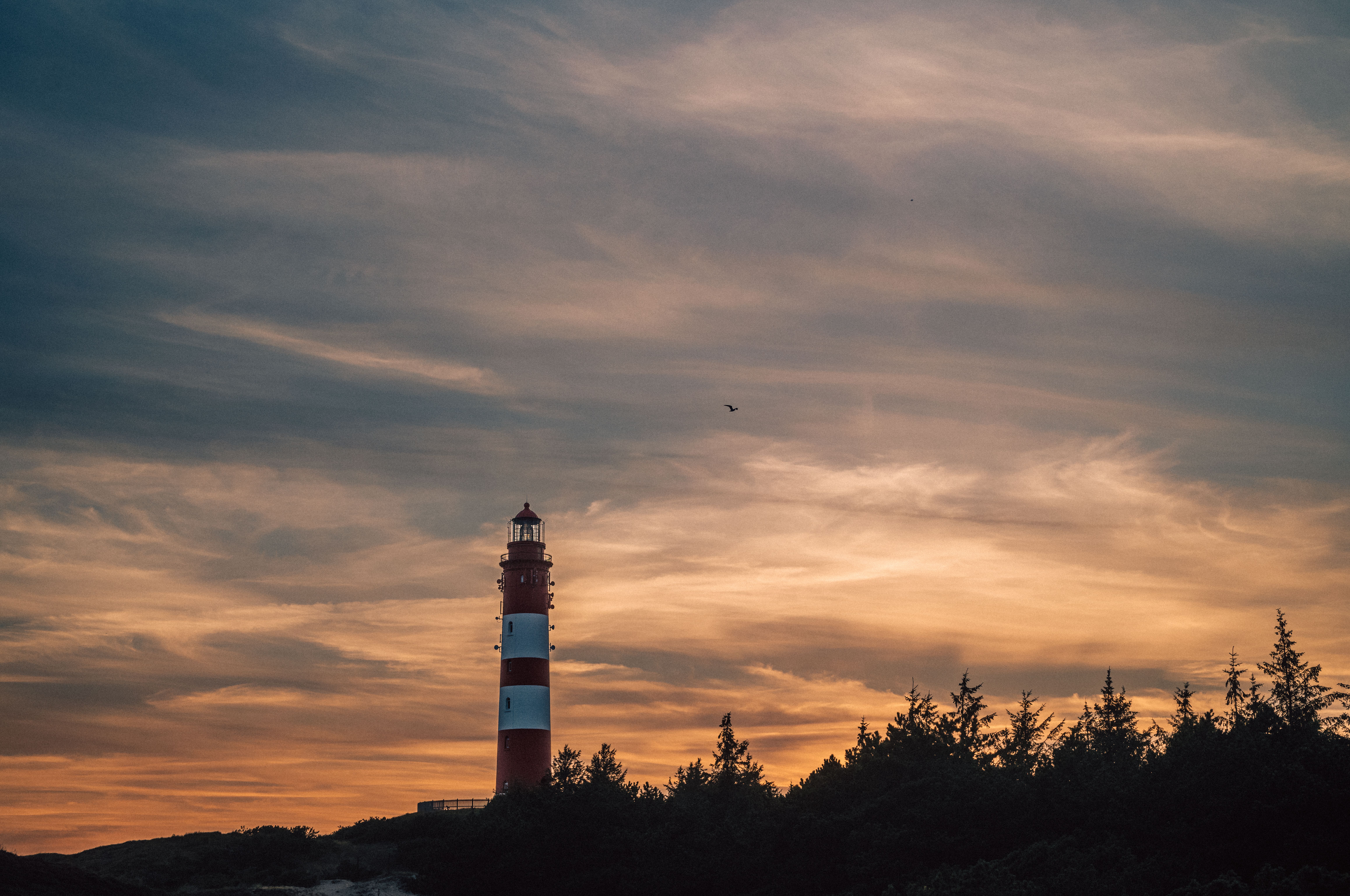 Blick auf den Amrumer Leuchtturm in der Dämmerung