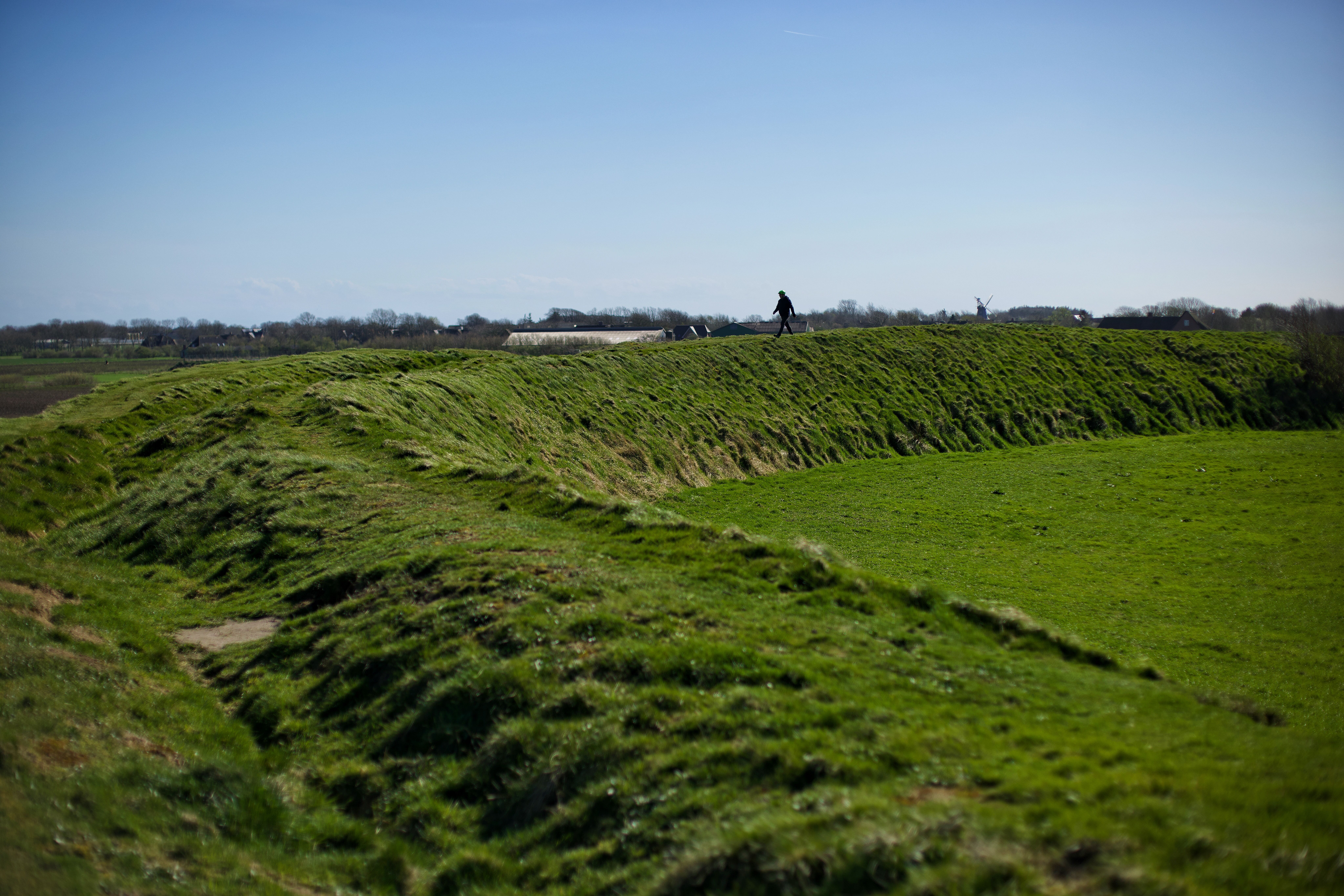 Der Burgwall der Lembecksburg. Im Inneren wirkt der Wall nicht so hoch wie Außen, weil das Innere aufgeschüttet ist. – Foto: Gary Asmussen
