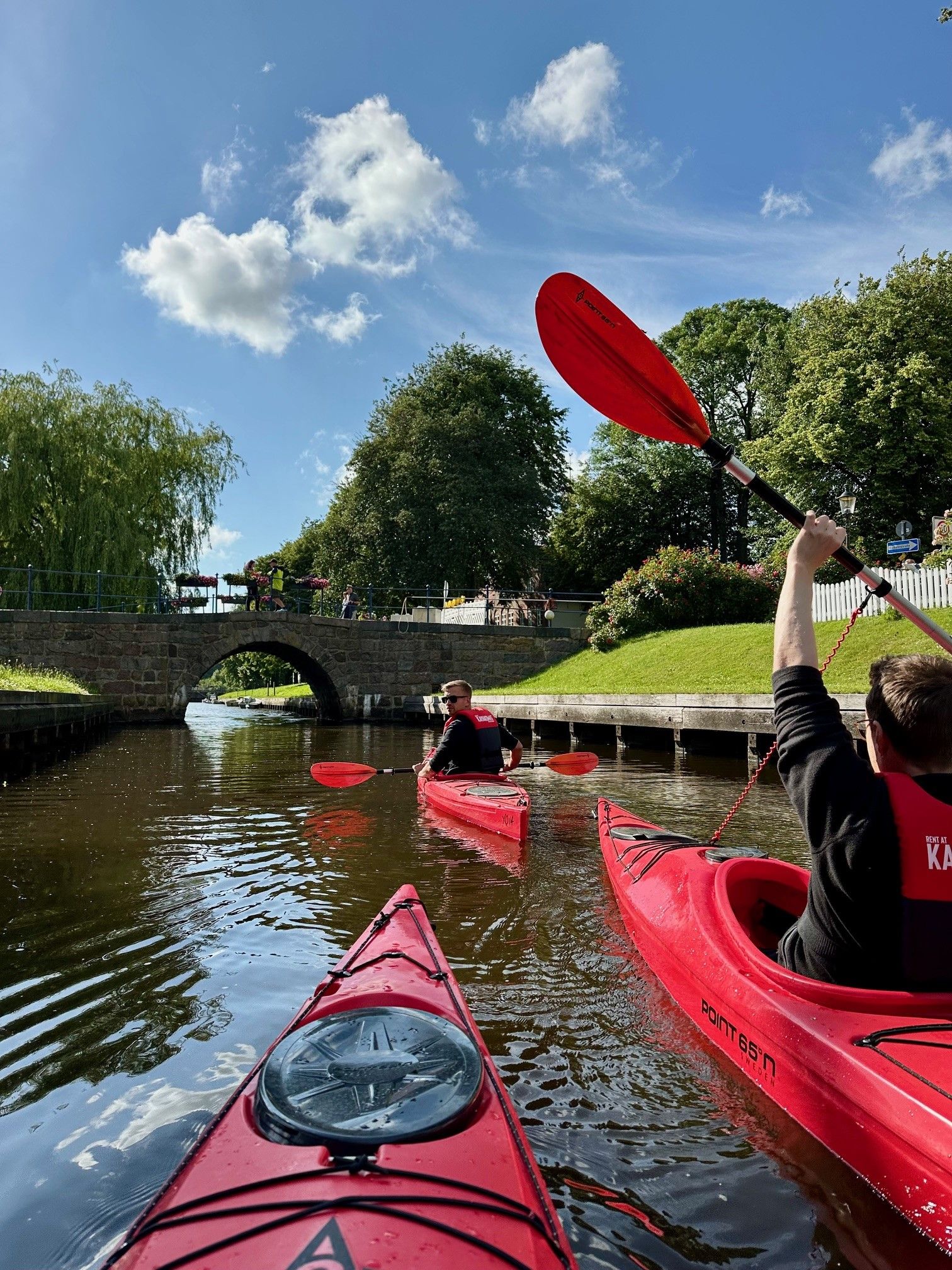 Ein Kayaker ist auf der Treene in Friedrichstadt unterwegs