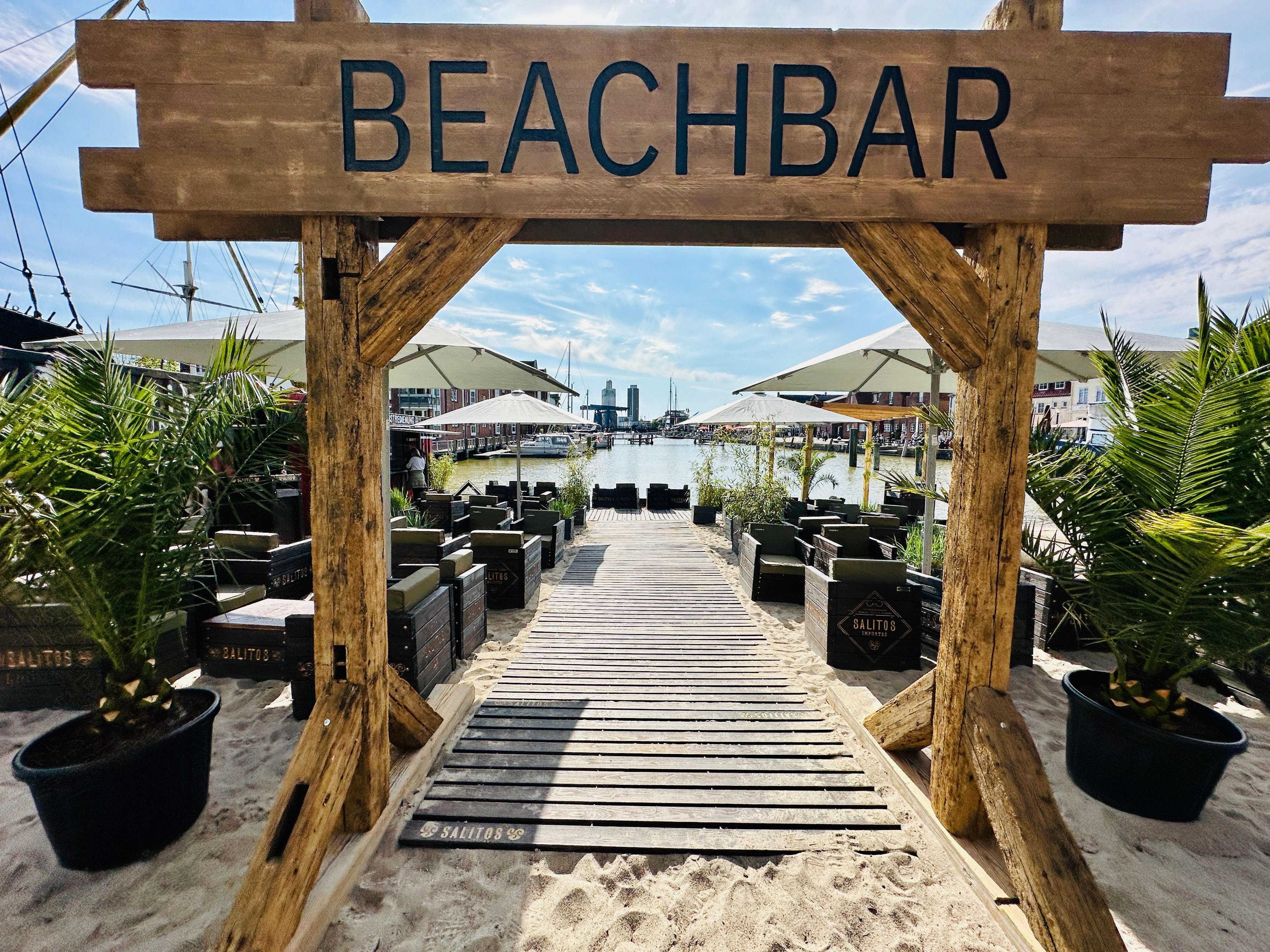 Das hölzerne Tor, das den Eingang zur Beachbar darstellt