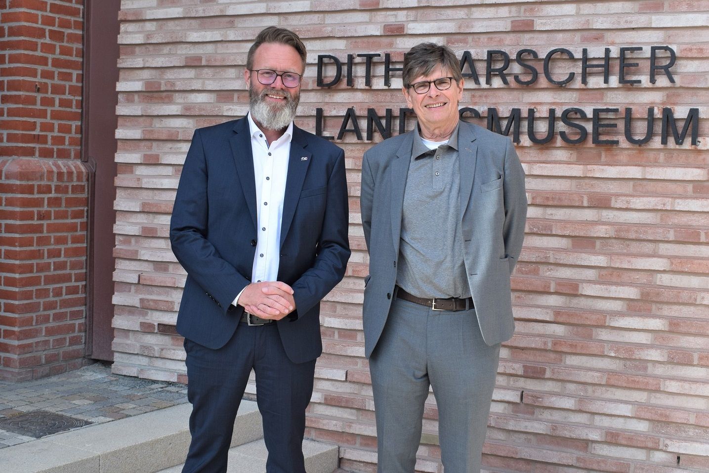 Minister Madsen und Archiekt Haller vor dem Museum