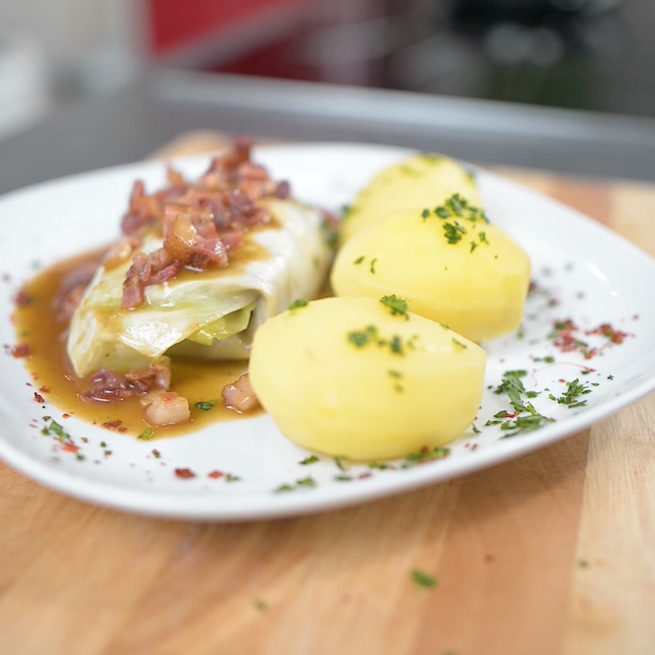 Ein Teller mit Kohlroulade fertig zum Essen in einem Restaurant an der Nordsee.