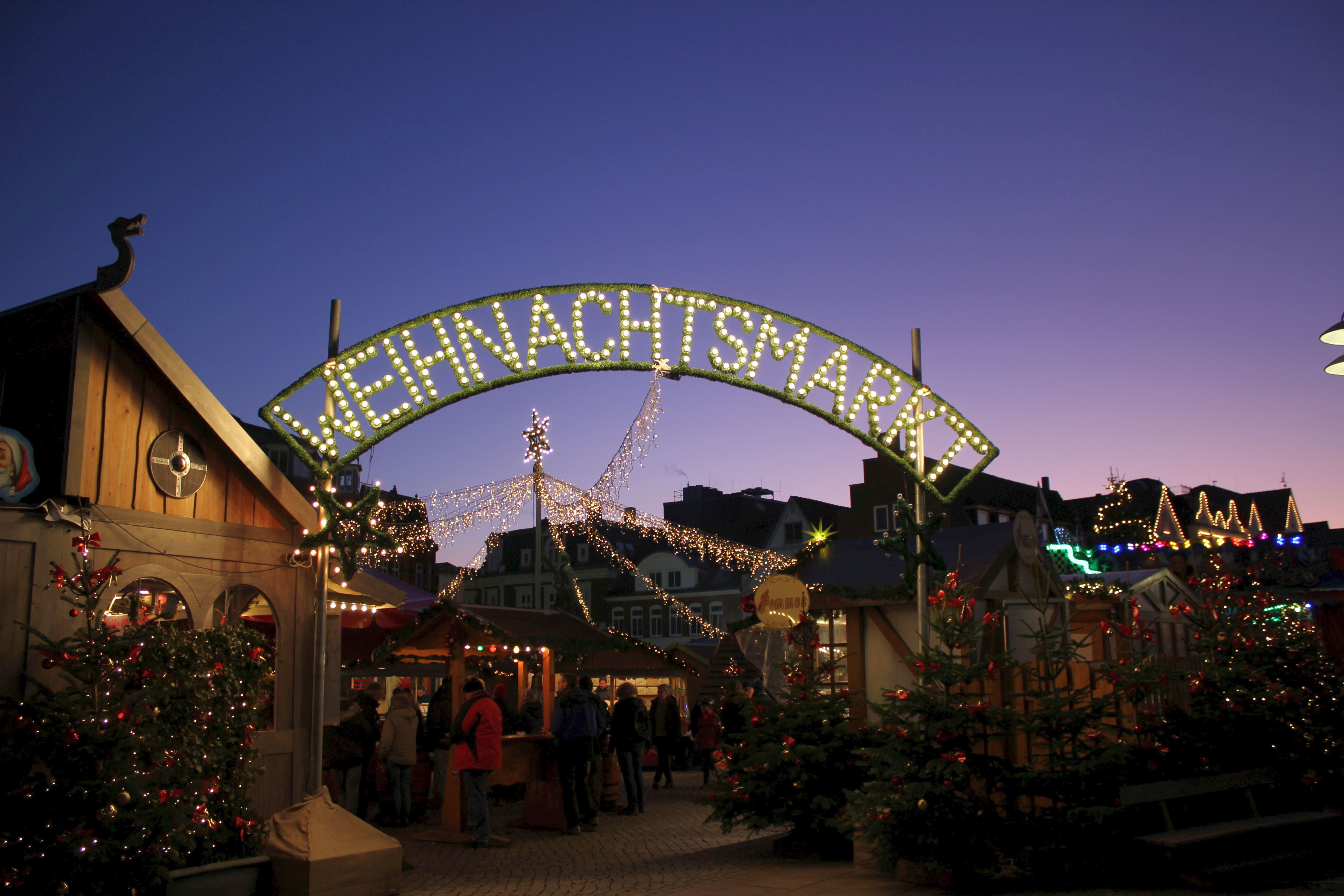 Der stimmungsvoll beleuchtete Nordeingang des Husumer Weihnachtsmarktes, mit seinen Buden und Fahrgeschäften