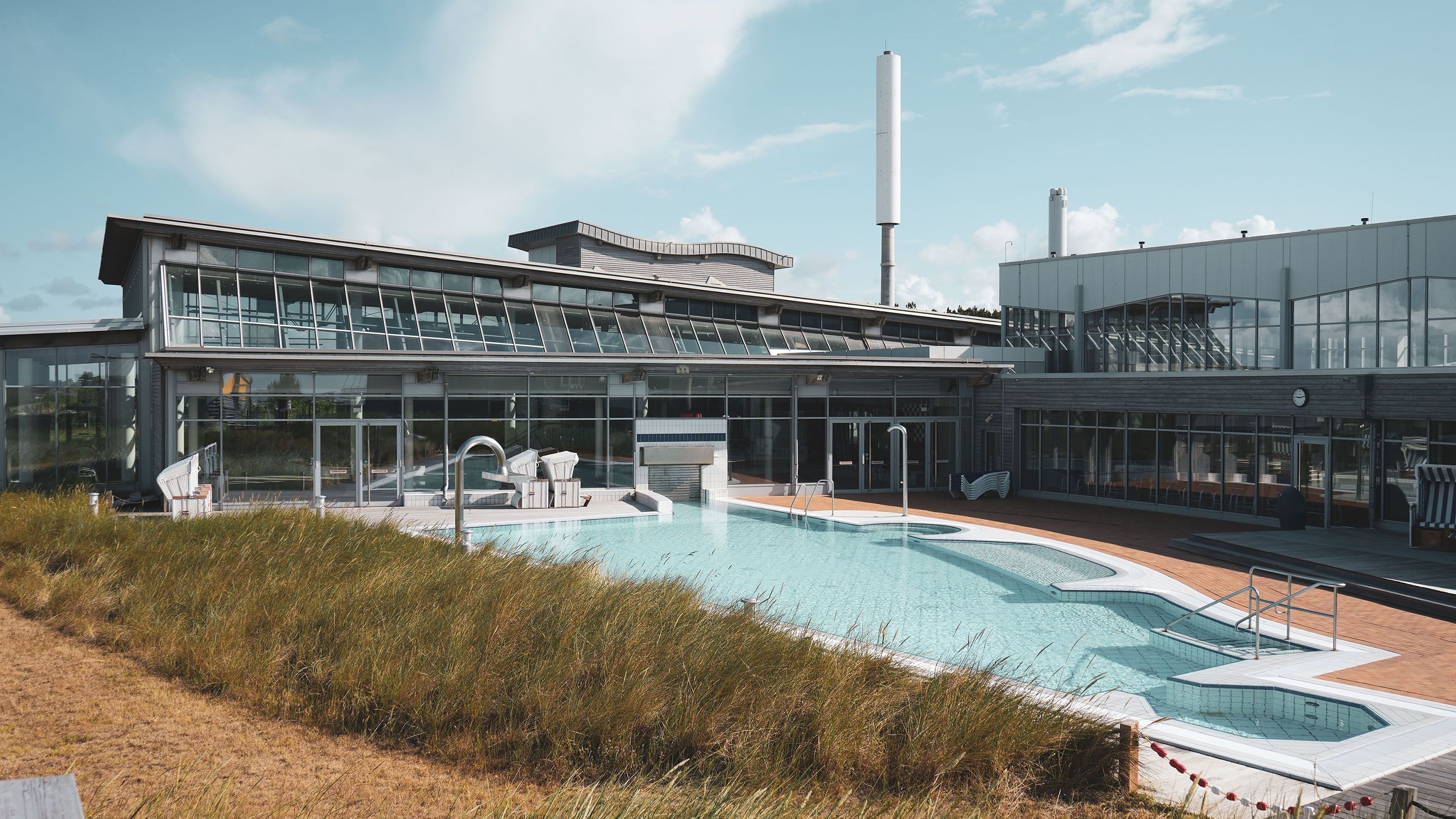 Blick auf den Außenbereich der Dünen-Therme mit Außenbecken