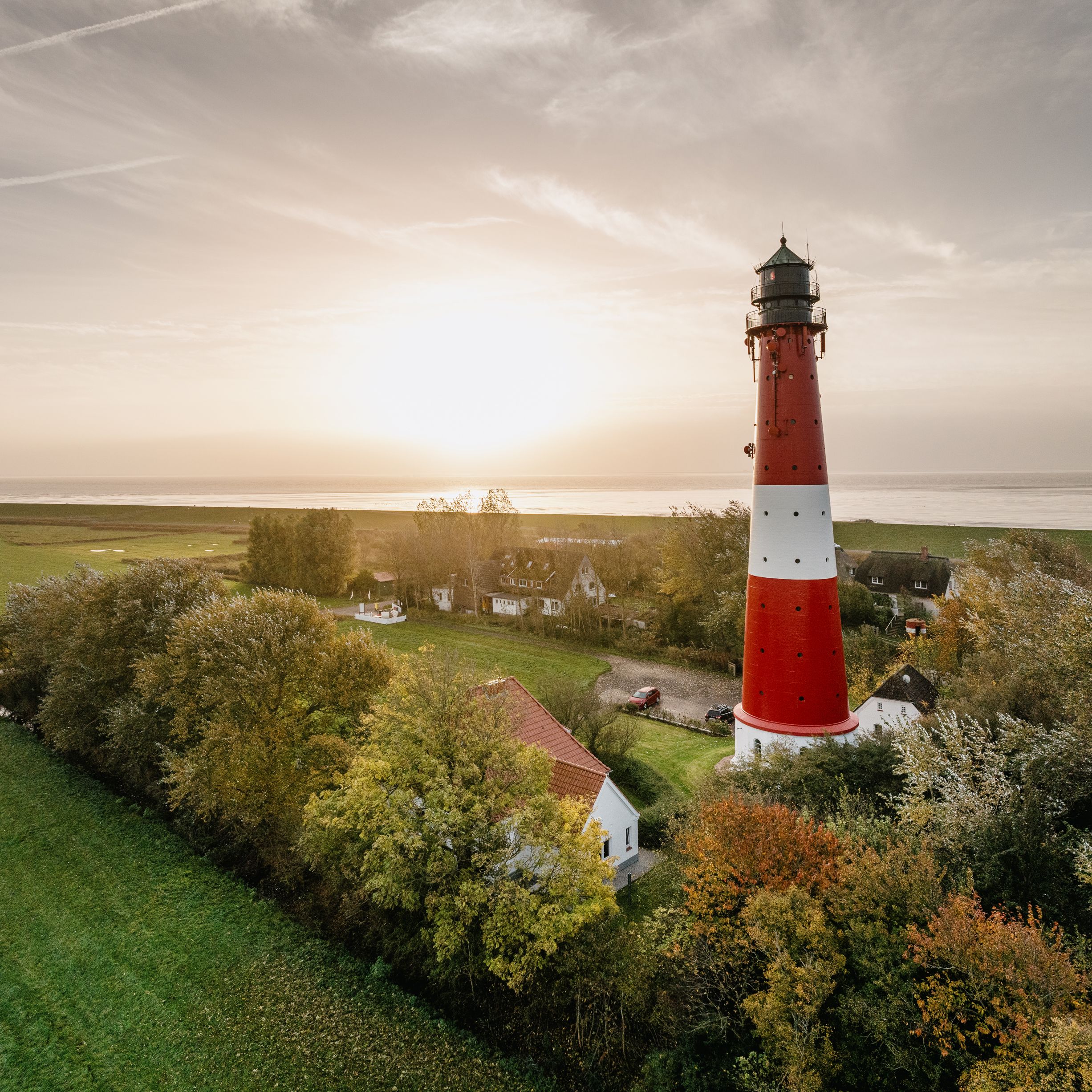 Herbststimmung rund um den Leuchtturm Pellworm mit Sonnenuntergang. Foto: Nordseeküste Nordfriesland | MarkusRohrbacher 