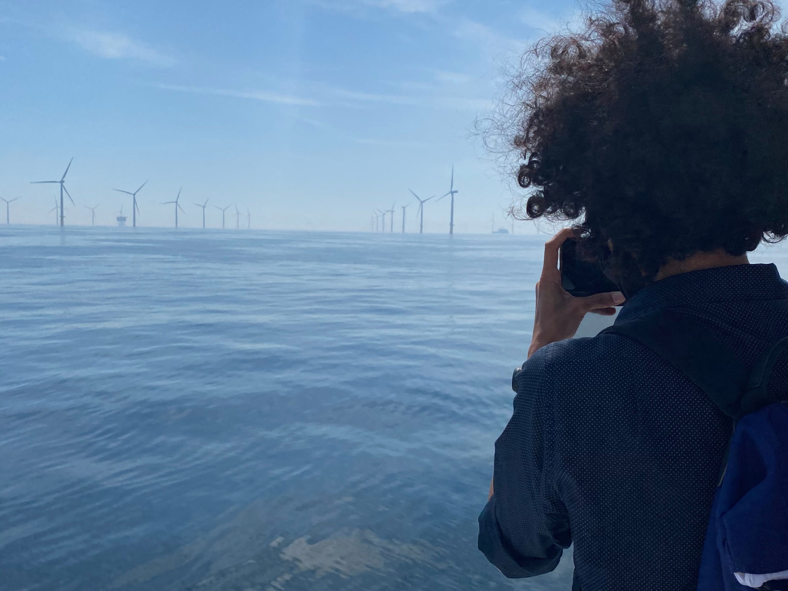 Frau fotografiert den Windpark