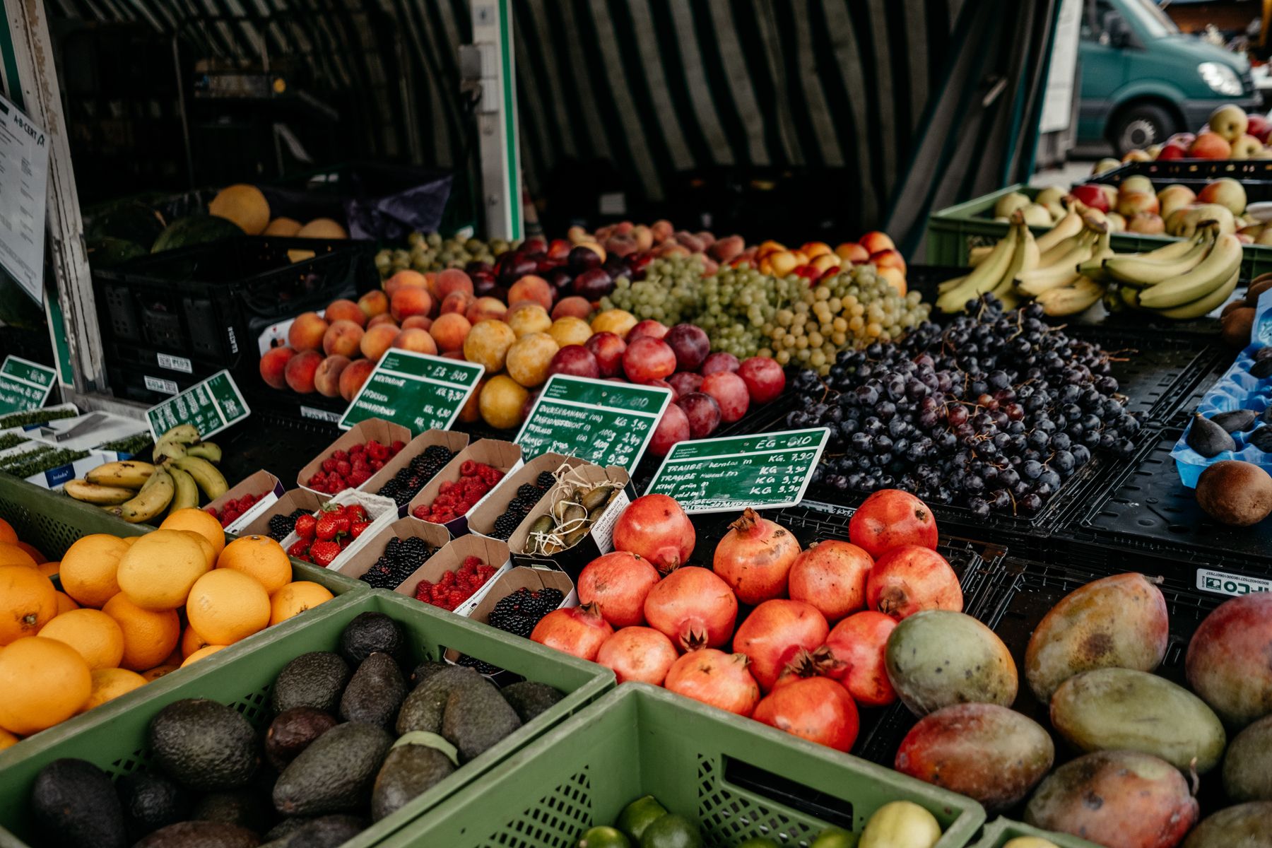 Marktstand mit frischem Obst und Gemüse aus der Nordsee-Region. 