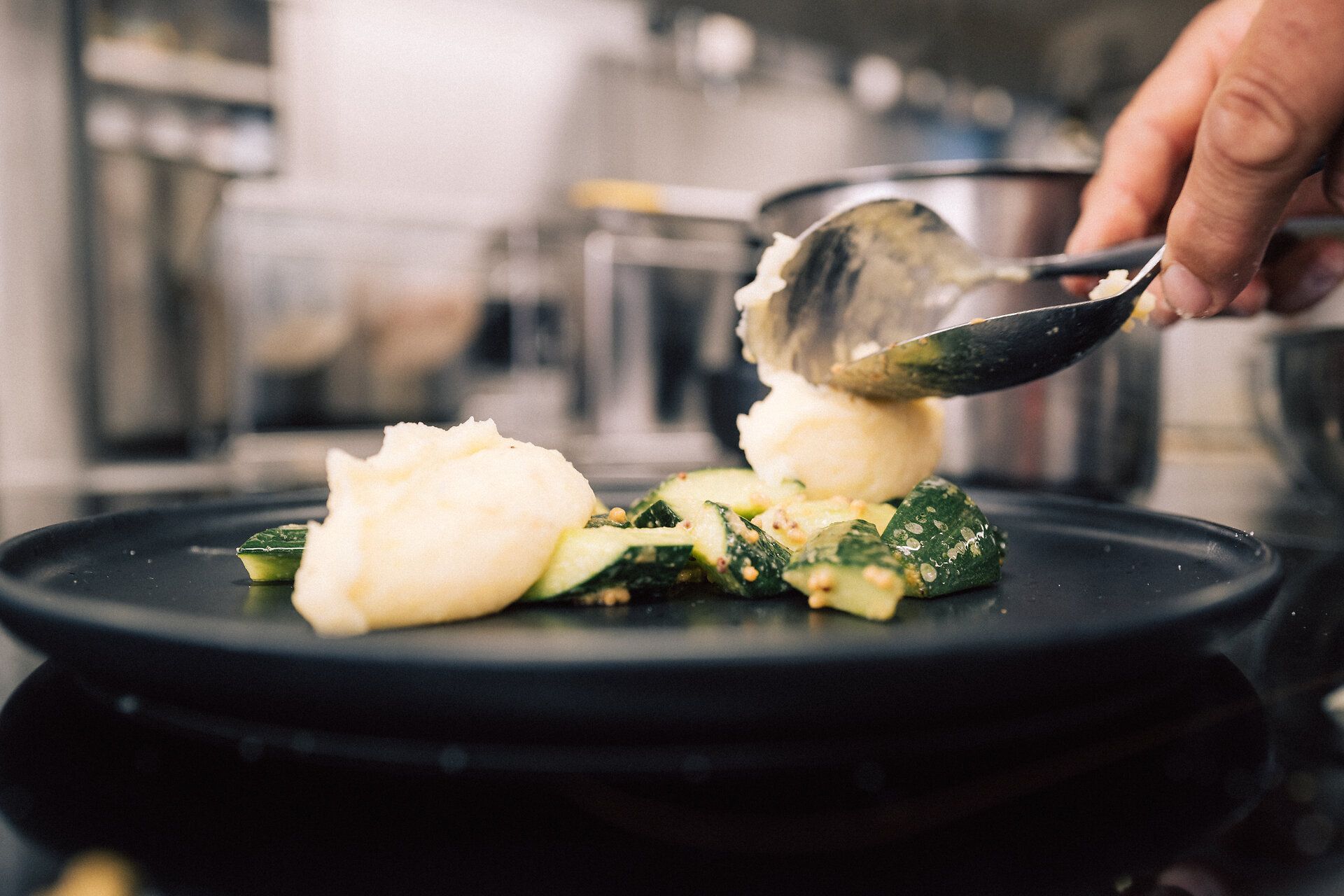 Ein Gourmetteller bekommt den letzten "Schliff" vom Koch.