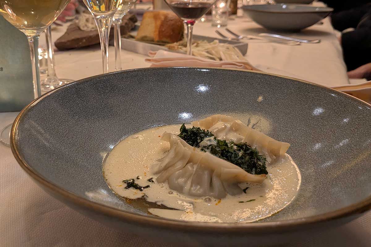 Langustinen- und Schweine-Dumpling mit Dashi und brauner Butter glasiert, umspielt von einer Zitronengras-Blanquette und leichtem, seidig-umhüllenden Muschelschaum. So präsentiert sich eines der Gourmet-Essen.