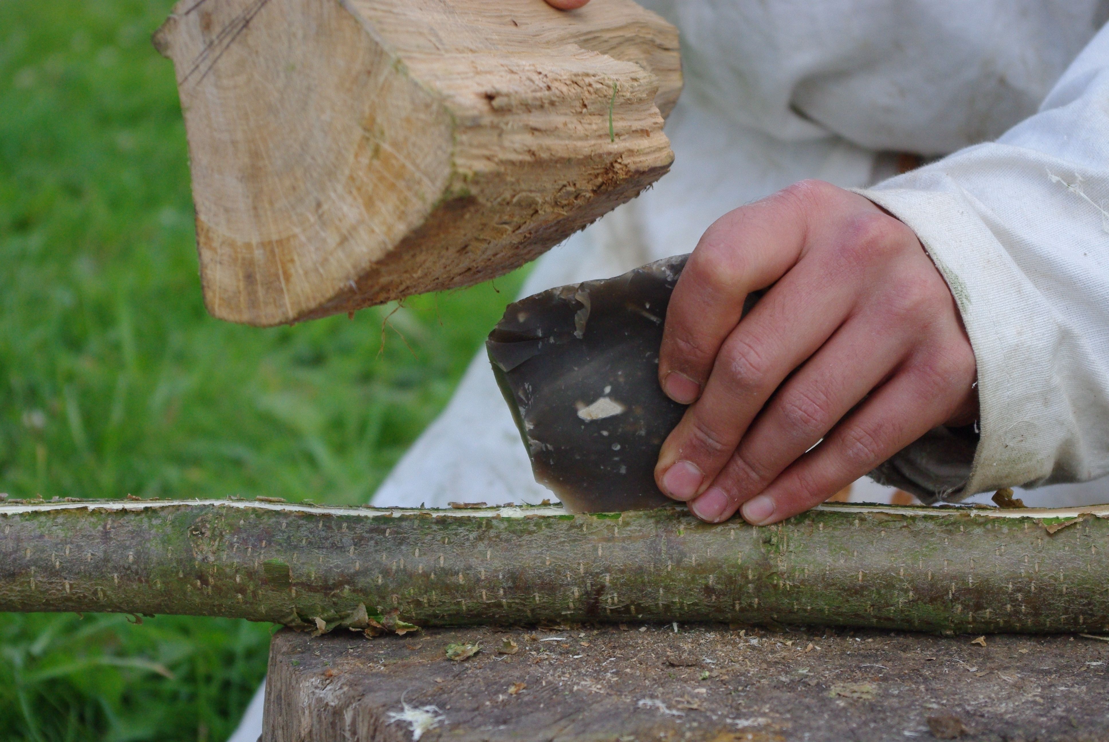 Holz wird mit Flint bearbeitet