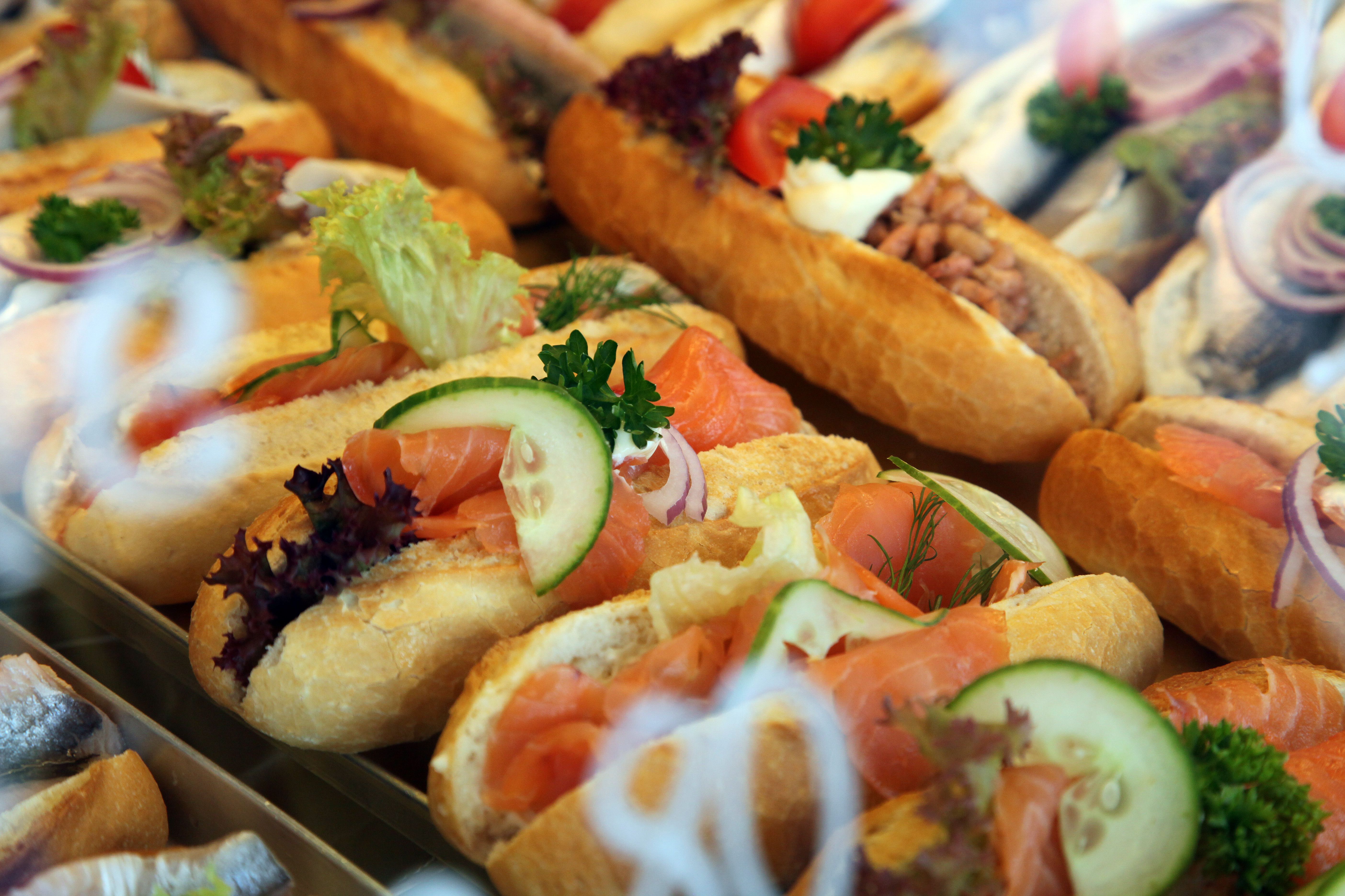Eine bunte und leckere Auswahl verschiedener Fischbrötchen in Baguetteform. Foto: Föhr Tourismus GmbH/Folker Winkelmann