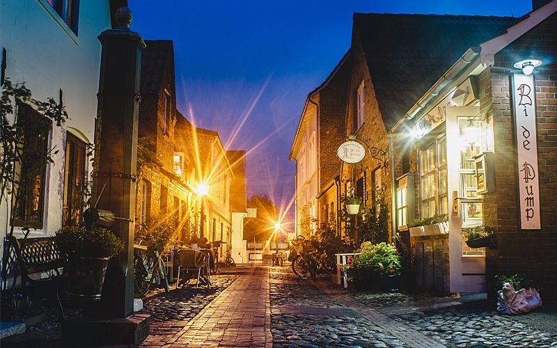 Abendstimmung in einer beleuchteten Gasse in Wyk auf Föhr