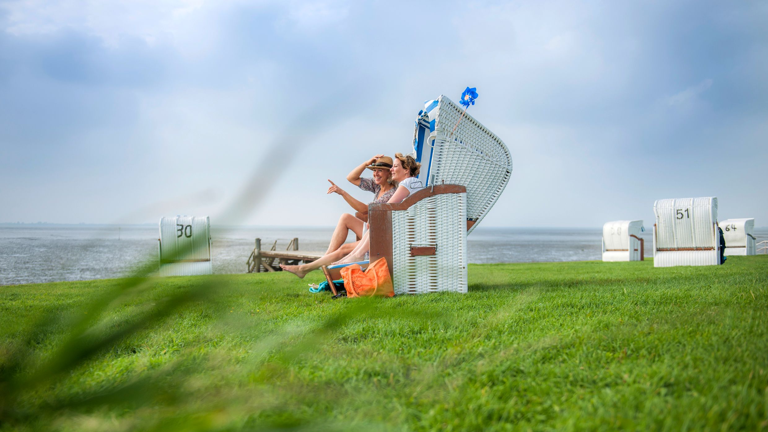 Pärchen sitzt im Strandkorb am Dockkoog in Husum