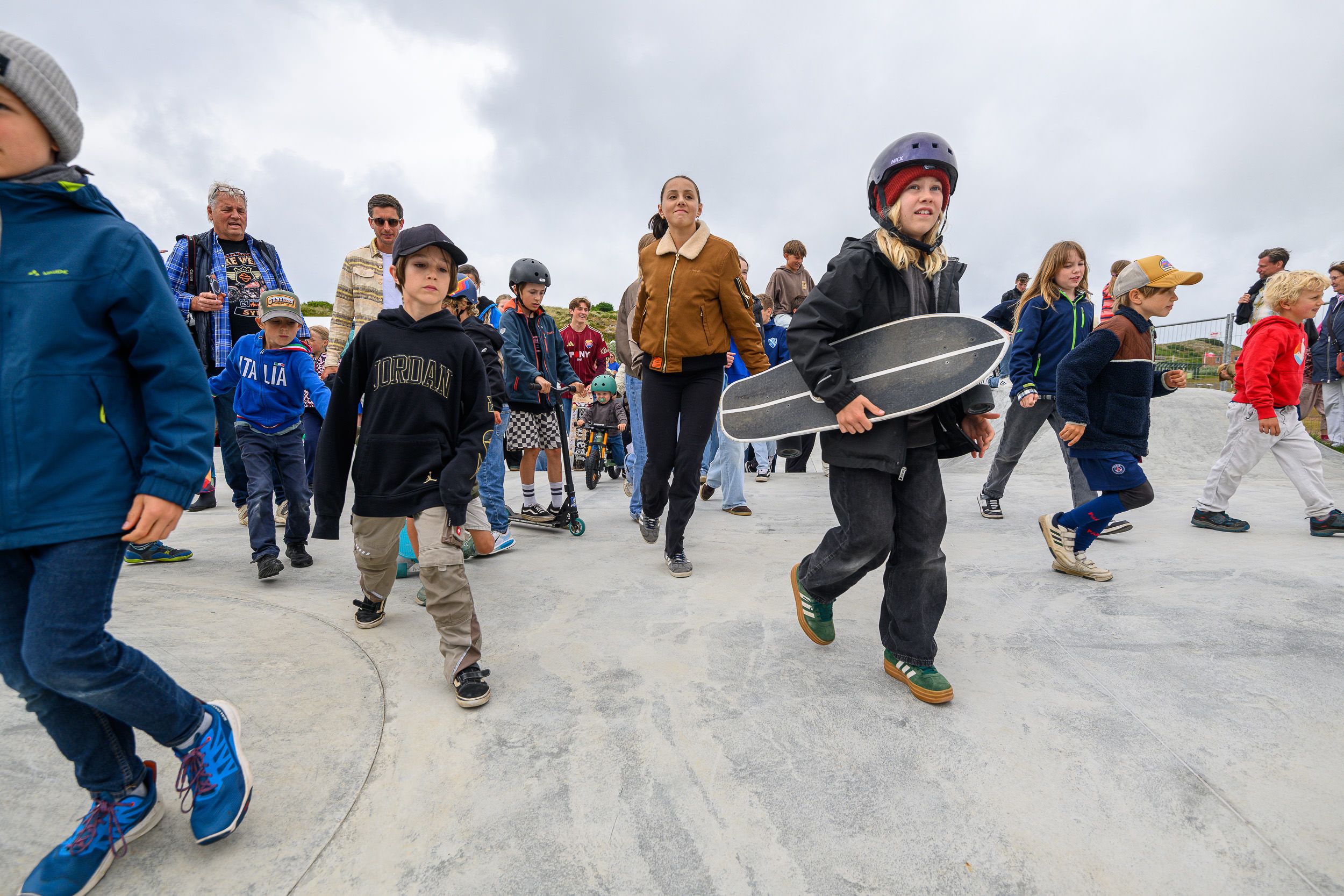 Zur Eröffnung des Multipark stürmen die Skater die Anlage. Foto: Niklas Boockhoff/tiefseh.net
