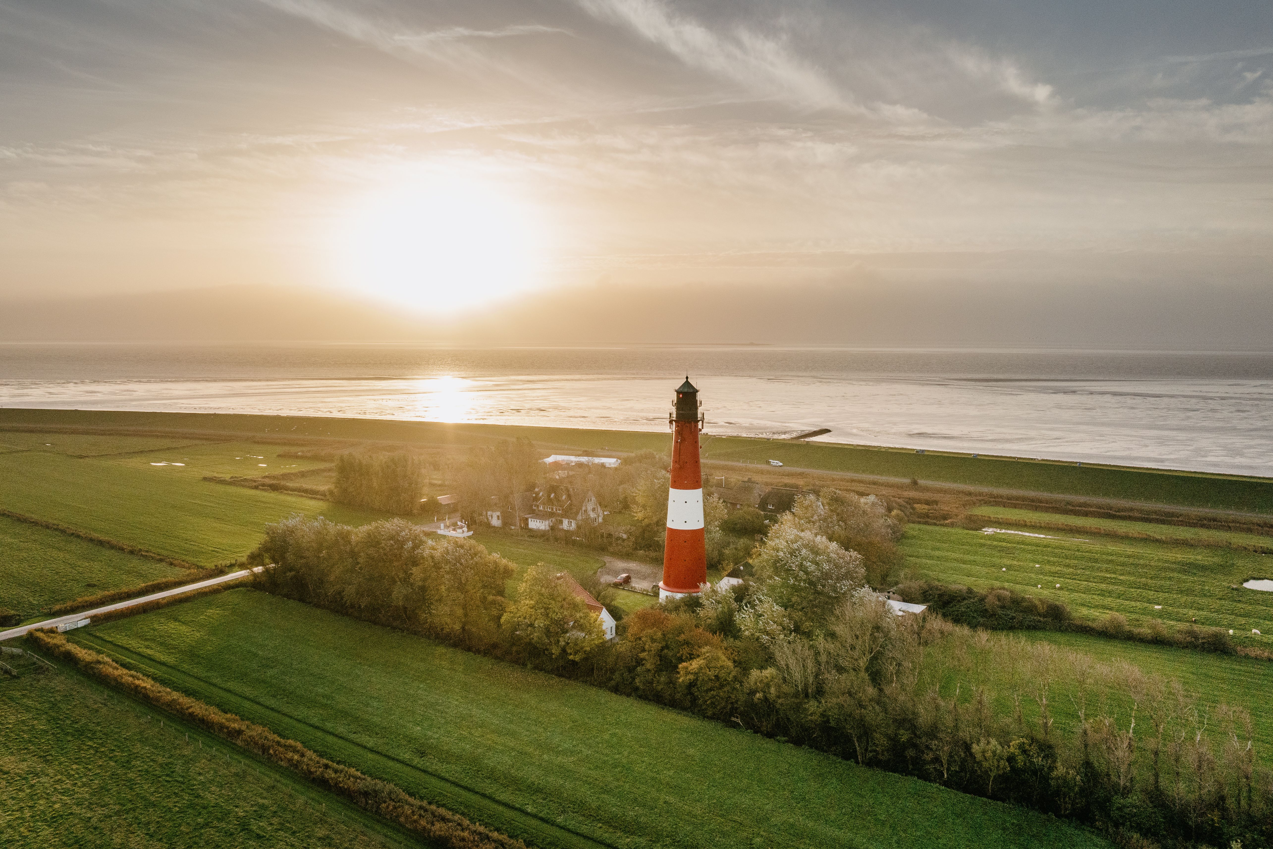 Sonnenuntergang über dem Pellwormer Leuchtturm