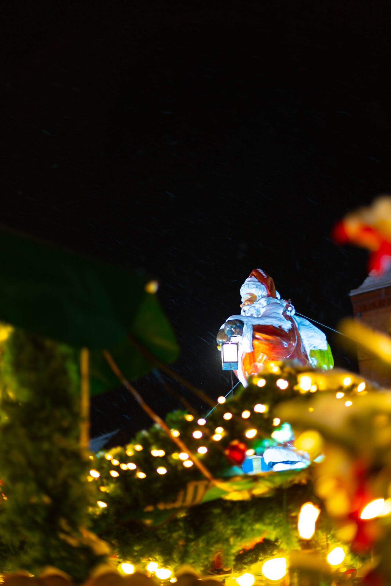 Eine Weihnachtsmannfigur thront über dem Weihnachtsmarkt