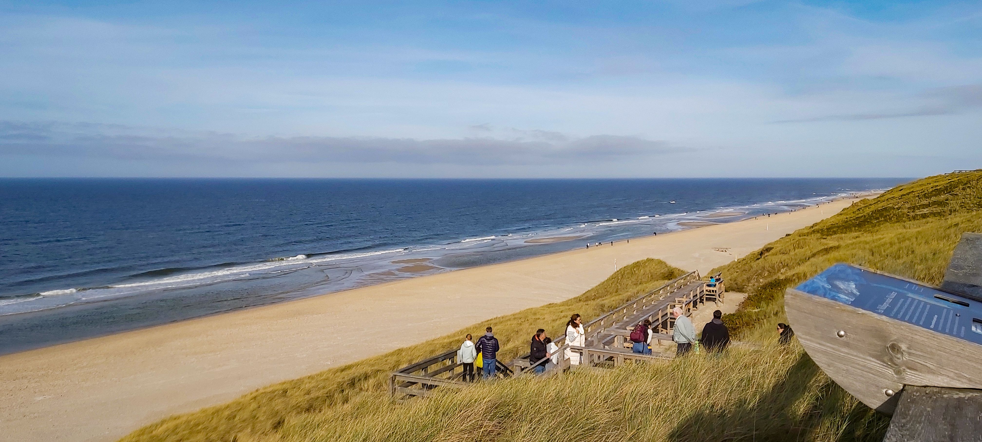 Blick auf den schönen Sand-Strand vom Bohlenweg aus.