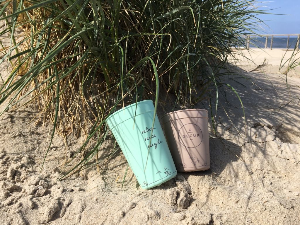 RECUP Becher liegen im Dünengras auf Sylt.