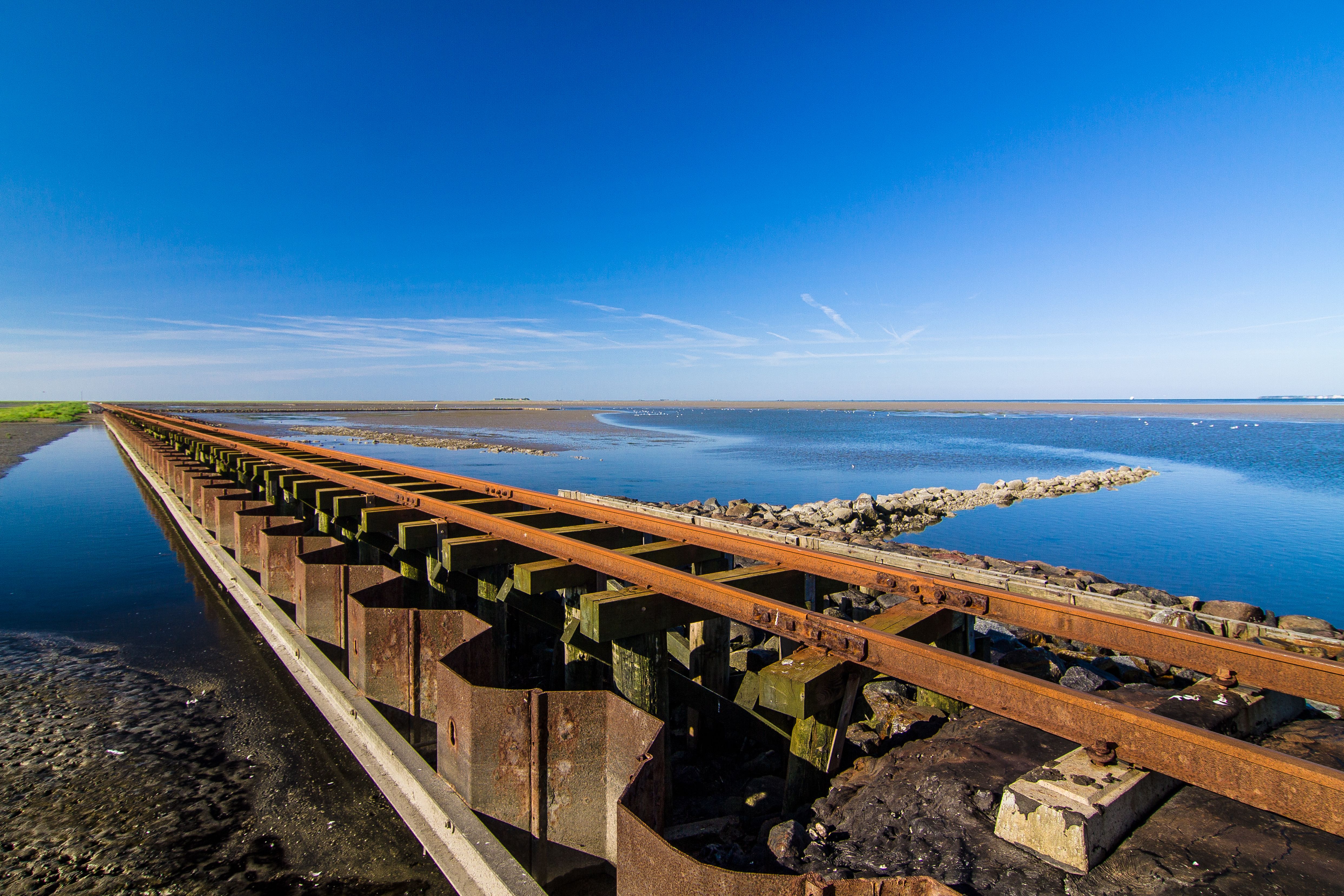 Der Lorendamm von Dagebüll nach Oland. Zu sehen ist die berühmte "Fuchssperre", die verhindert, dass Füchse auf die Hallig gelangen.