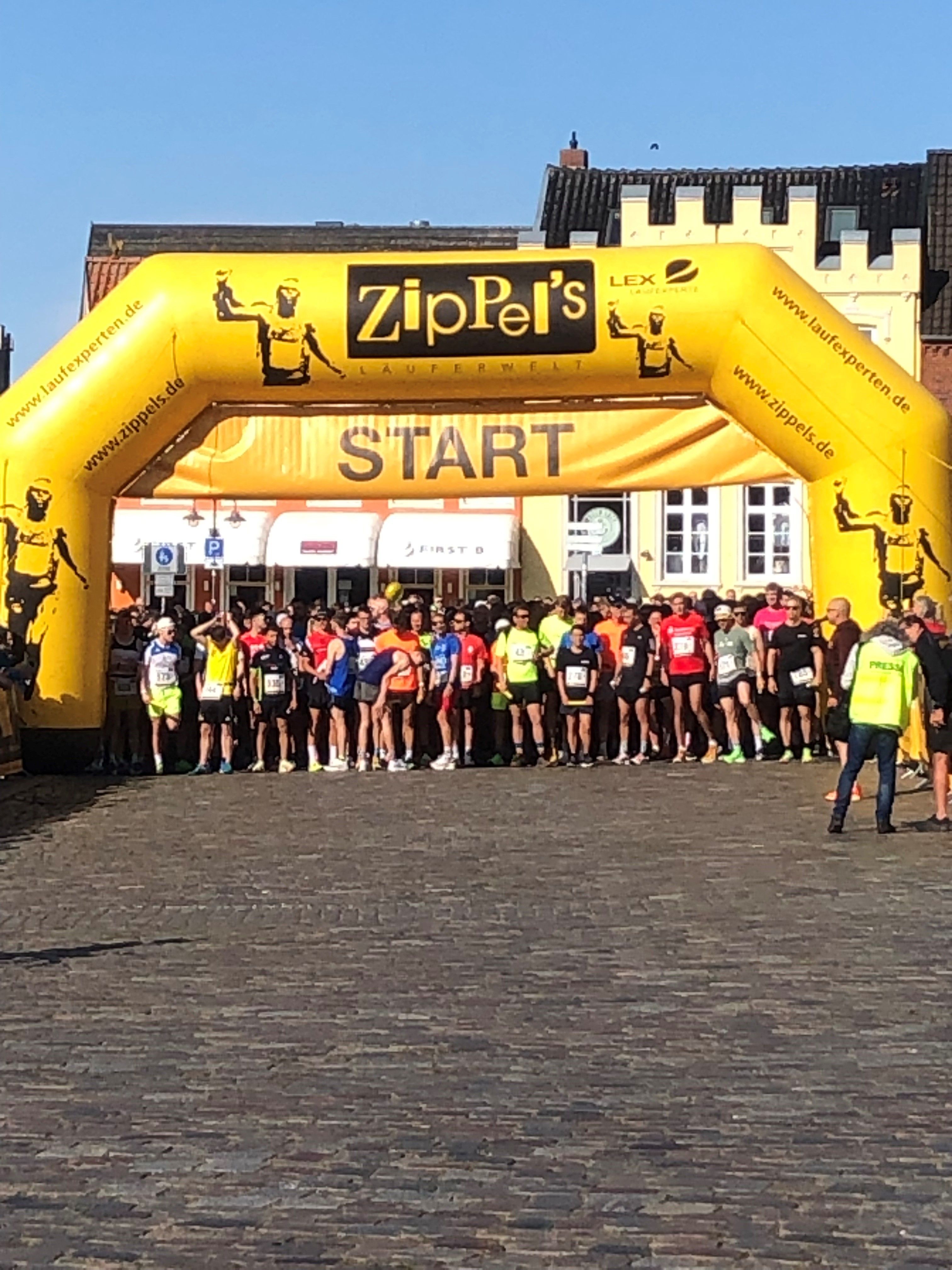 Die Startläufer stehen an der Startlinie