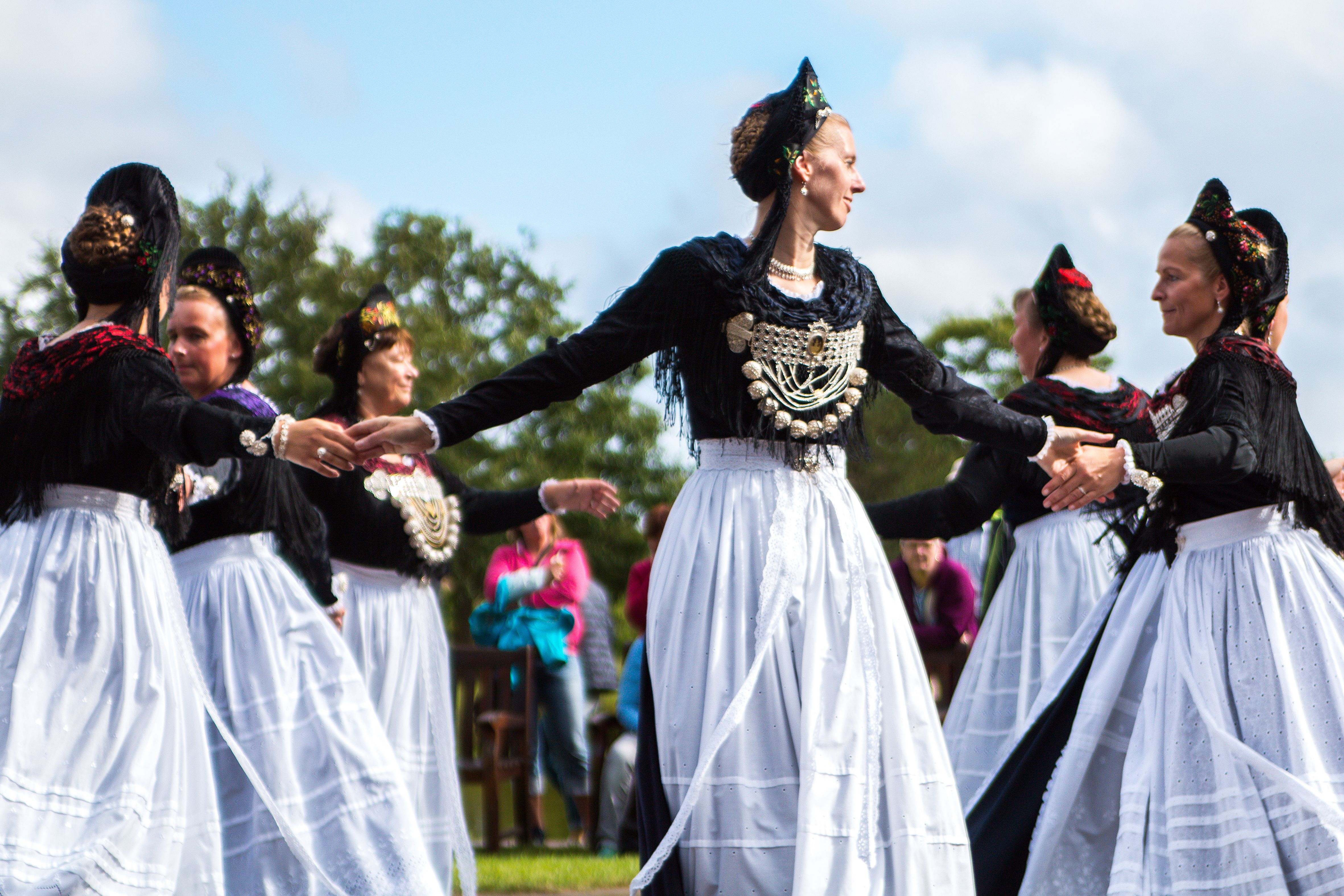 Utersumer Trachtengruppe tanzt auf Föhr. Foto: Föhr Tourismus GmbH | Jens Oschmann