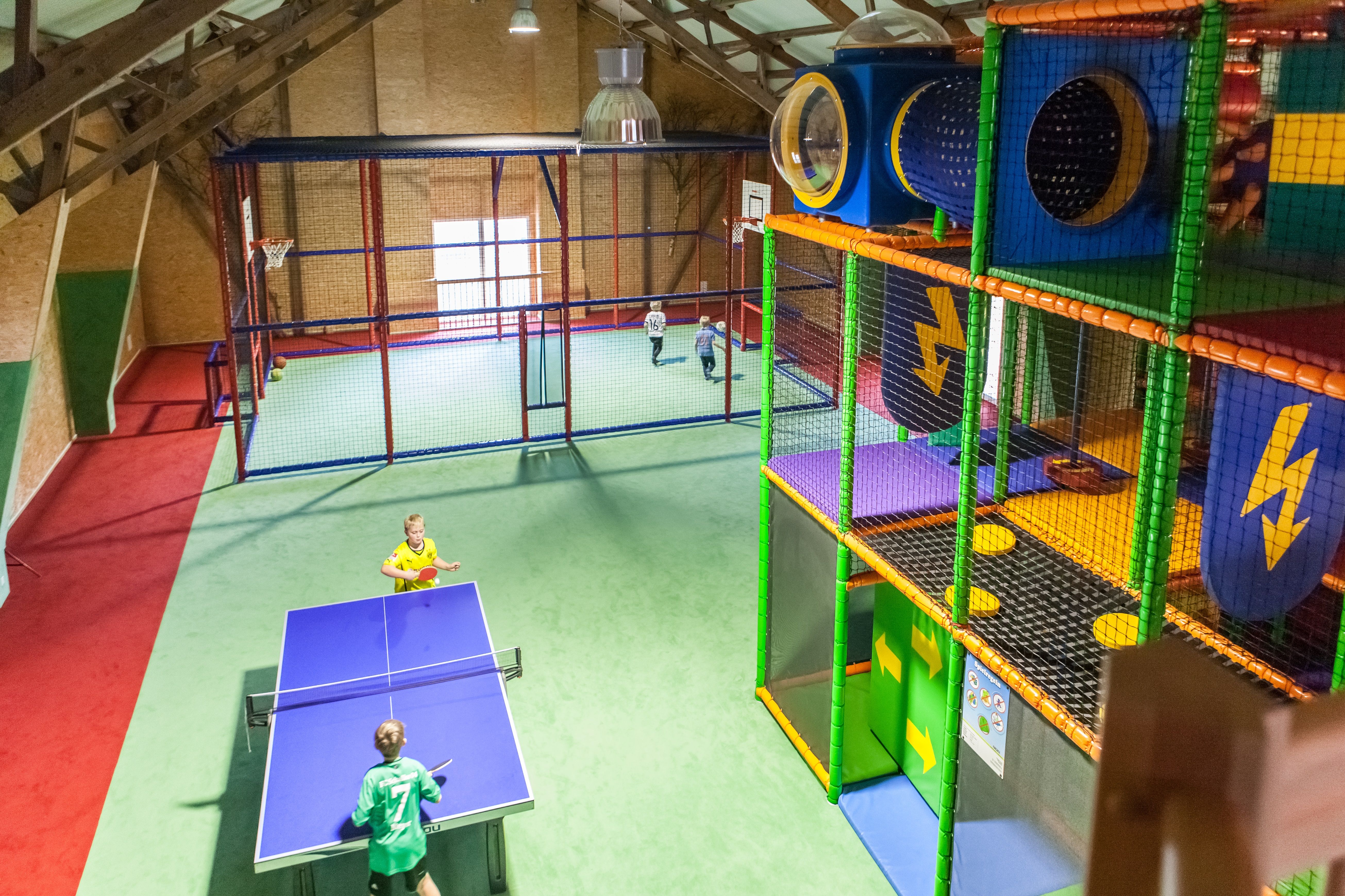 Einblick in das Kinderhaus mit vielen Spielmöglichkeiten auf dem Campingplatz