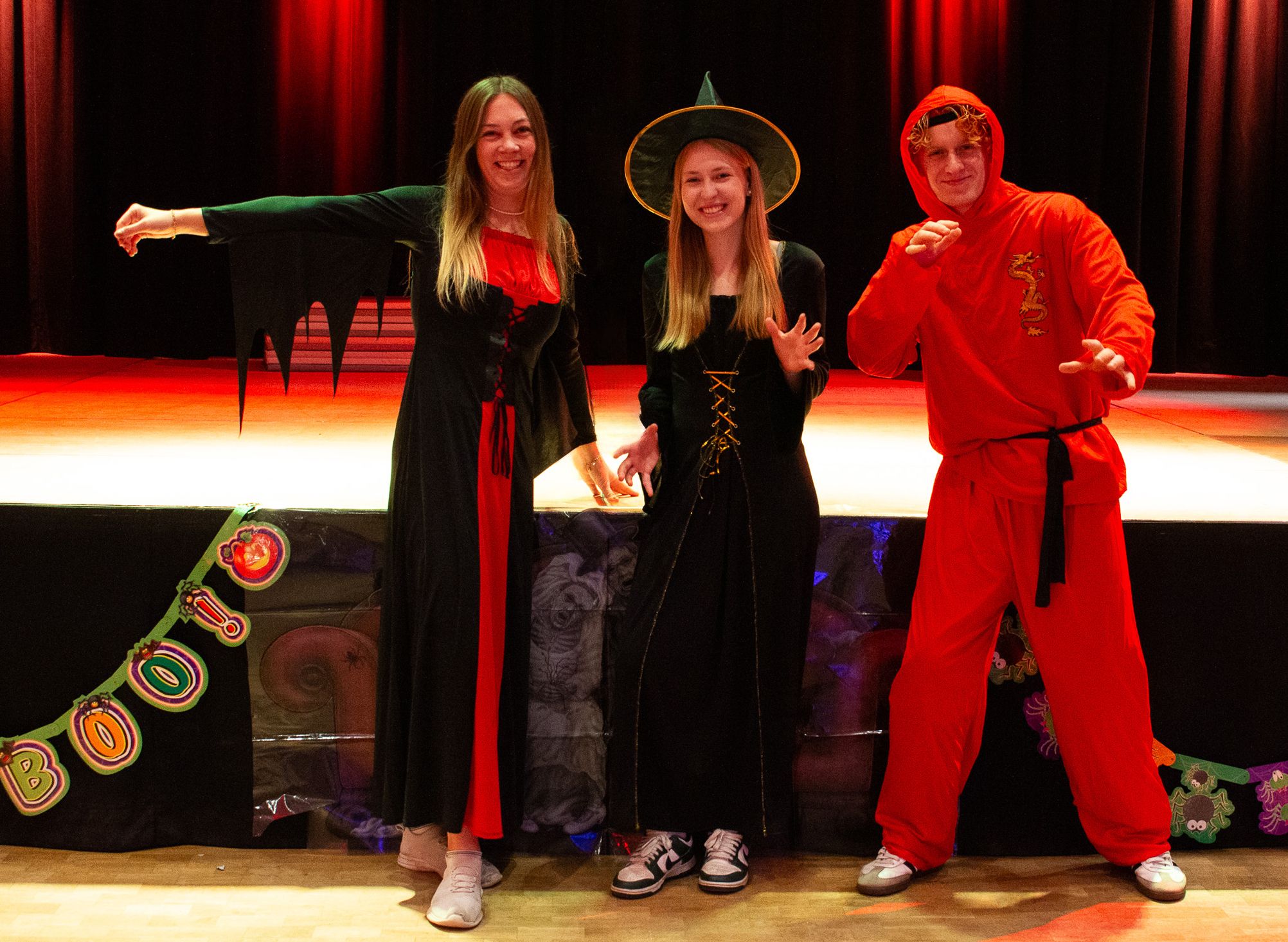 Drei Frauen in Kostümen haben Spaß auf einer Halloweenparty. Foto: Föhr Tourismus GmbH | Ann-Kathrin Meyerhof