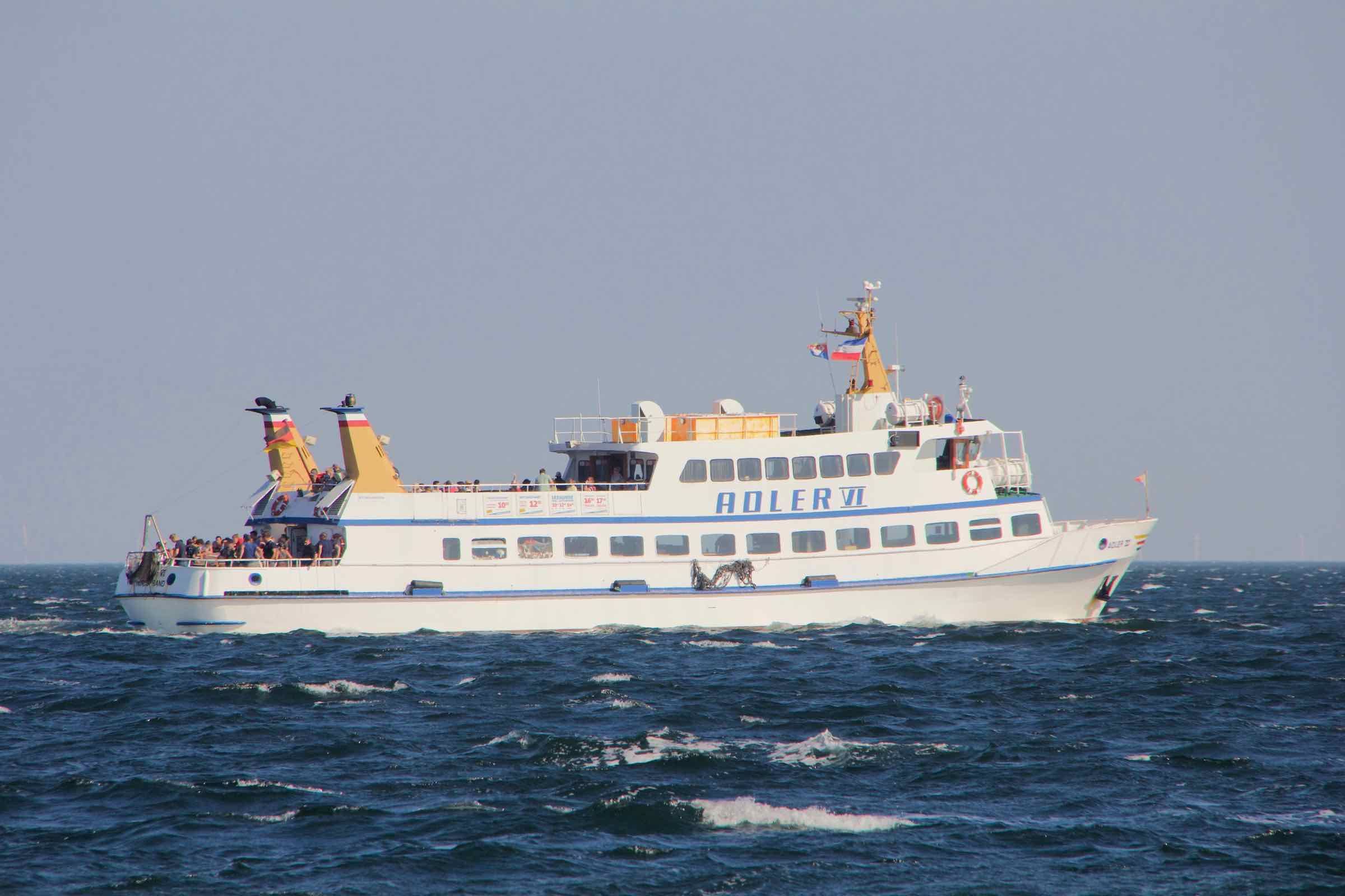 Kommen Sie mit uns auf eine Schifffahrt zu den Seehundsbänken zwischen Föhr und Sylt. Dabei führen wir auch einen Seetierfang durch, bei dem wir die spannenden Tiere des Nordseebodens ans Licht holen.