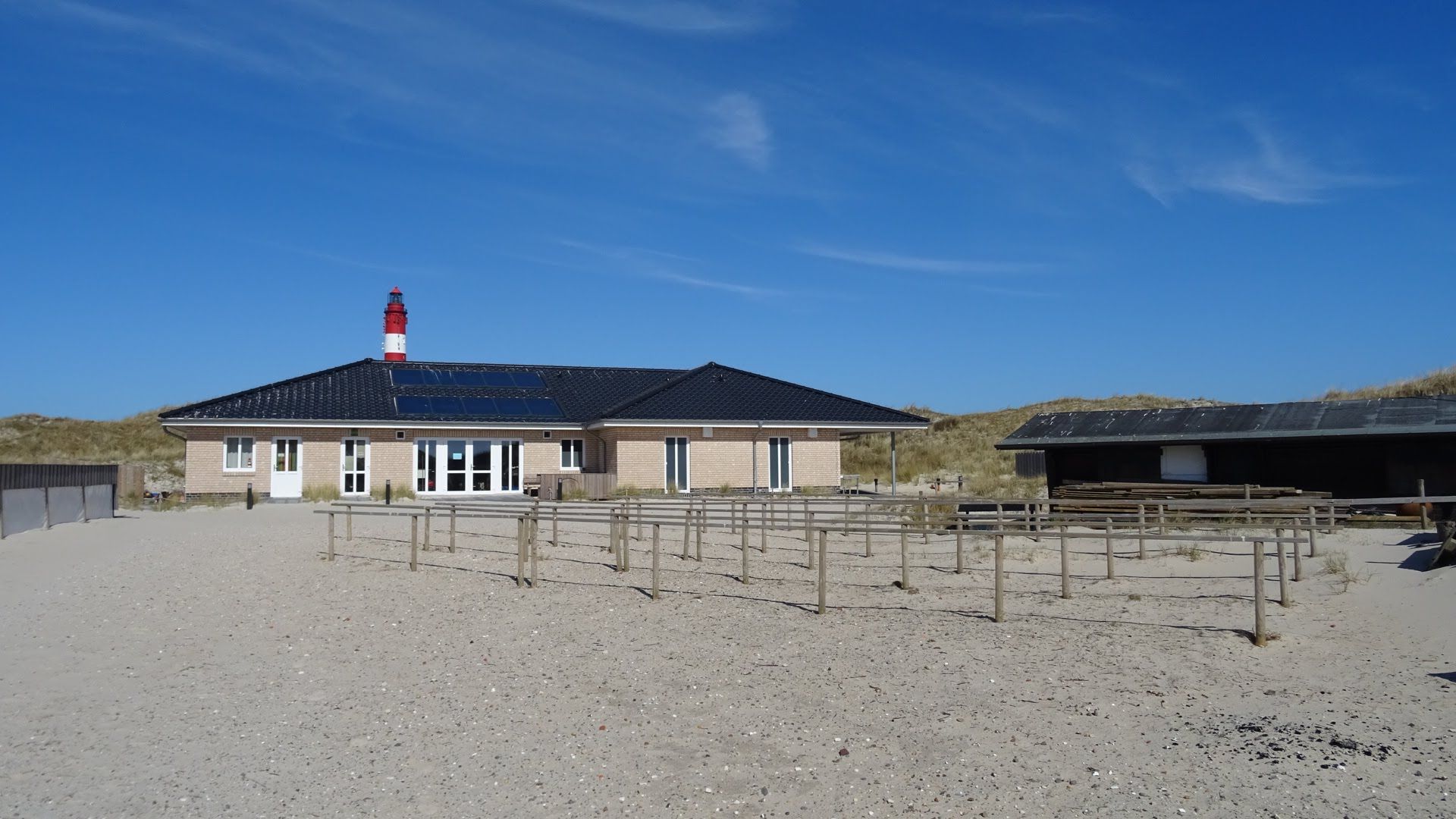 Blick auf den FKK-Zeltplatz vor dem Amrumer Leuchtturm