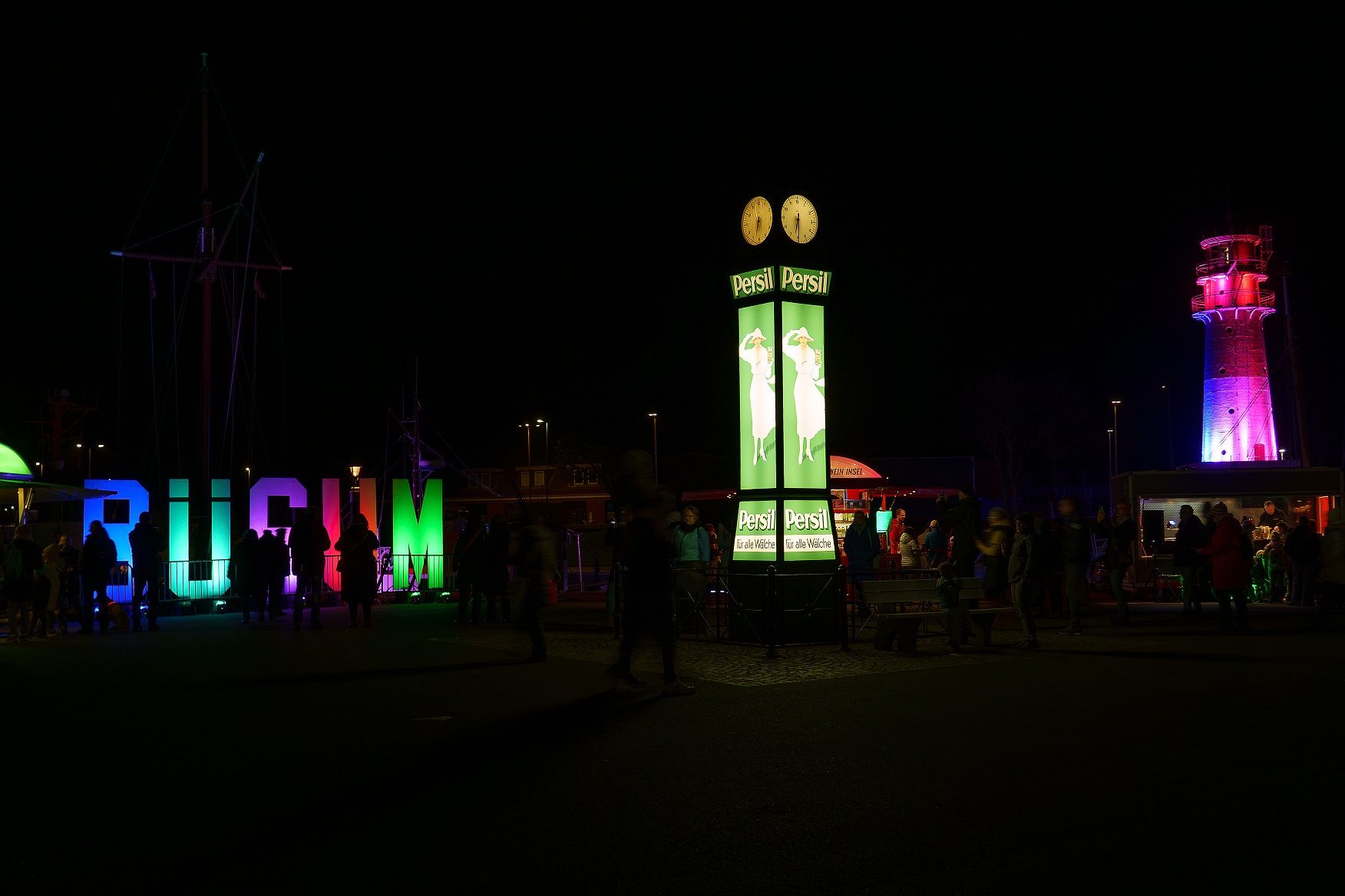 Büsum leuchtet am Hafen in bunten Farben. – Foto: TMS Büsum GmbH