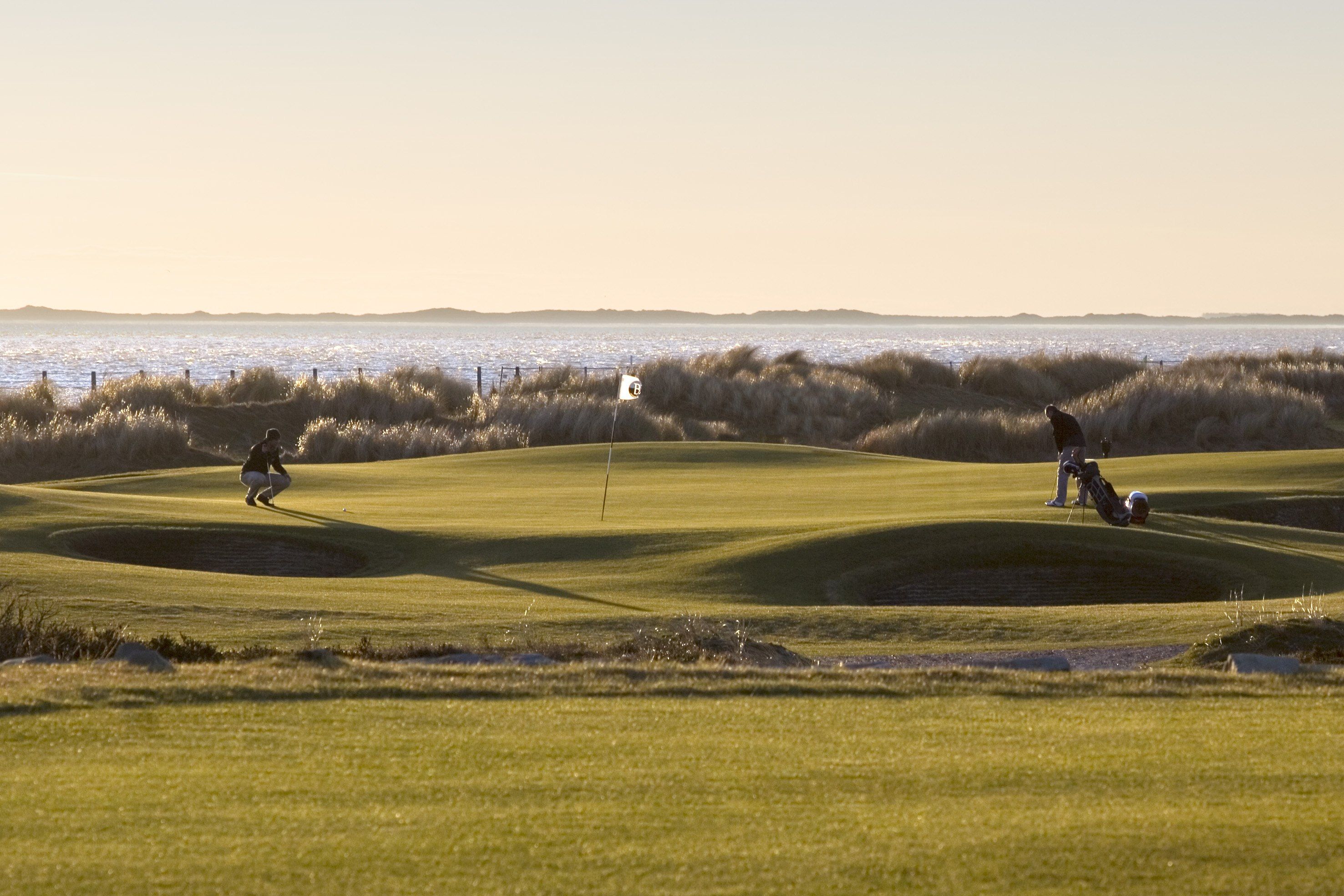 Bild des gepflegten Open Country Golfplatzes in Tating.