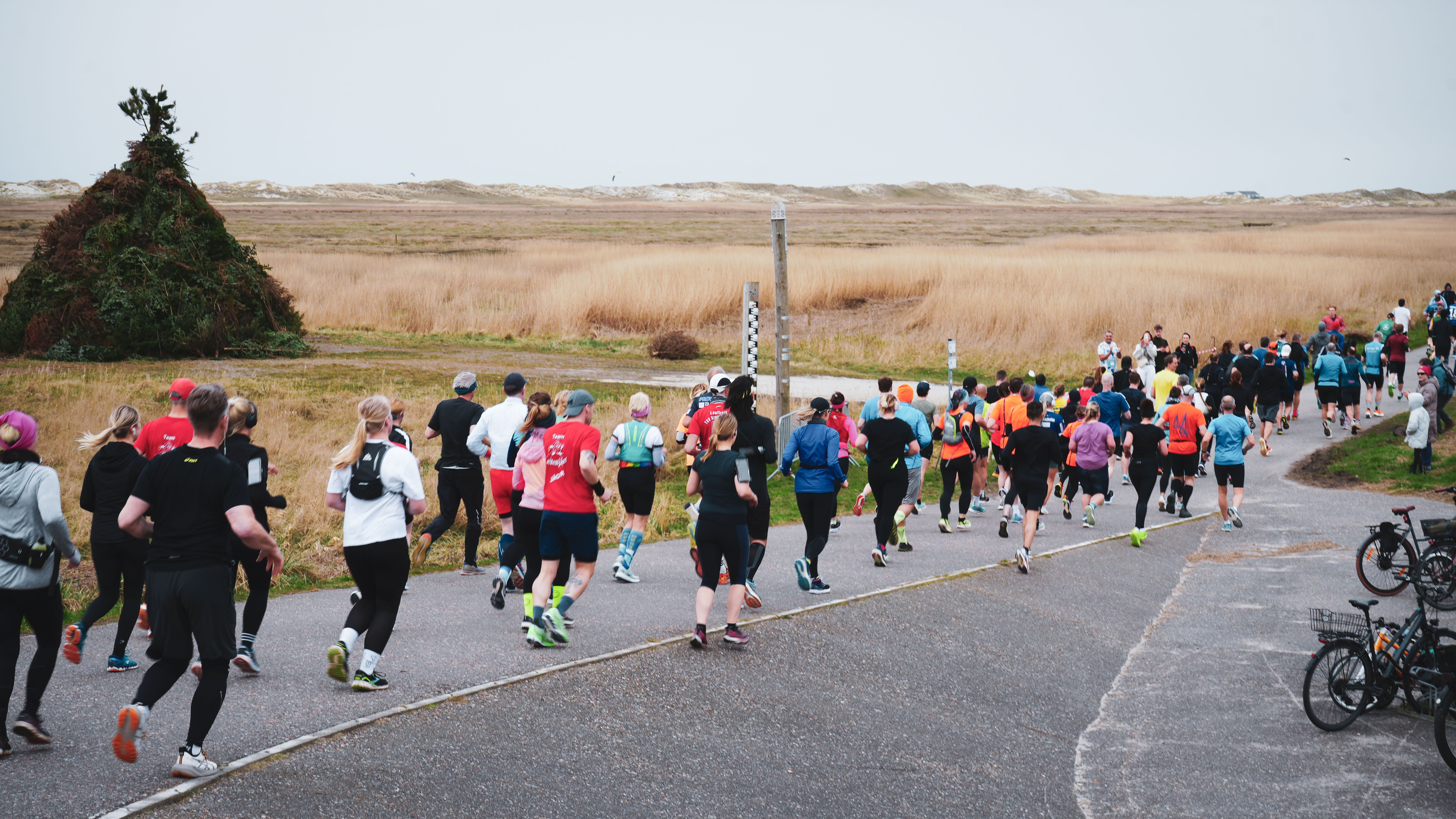 Teilnehmer des Osterlaufs in SPO laufen entlang der Strecke auf dem Teerweg.