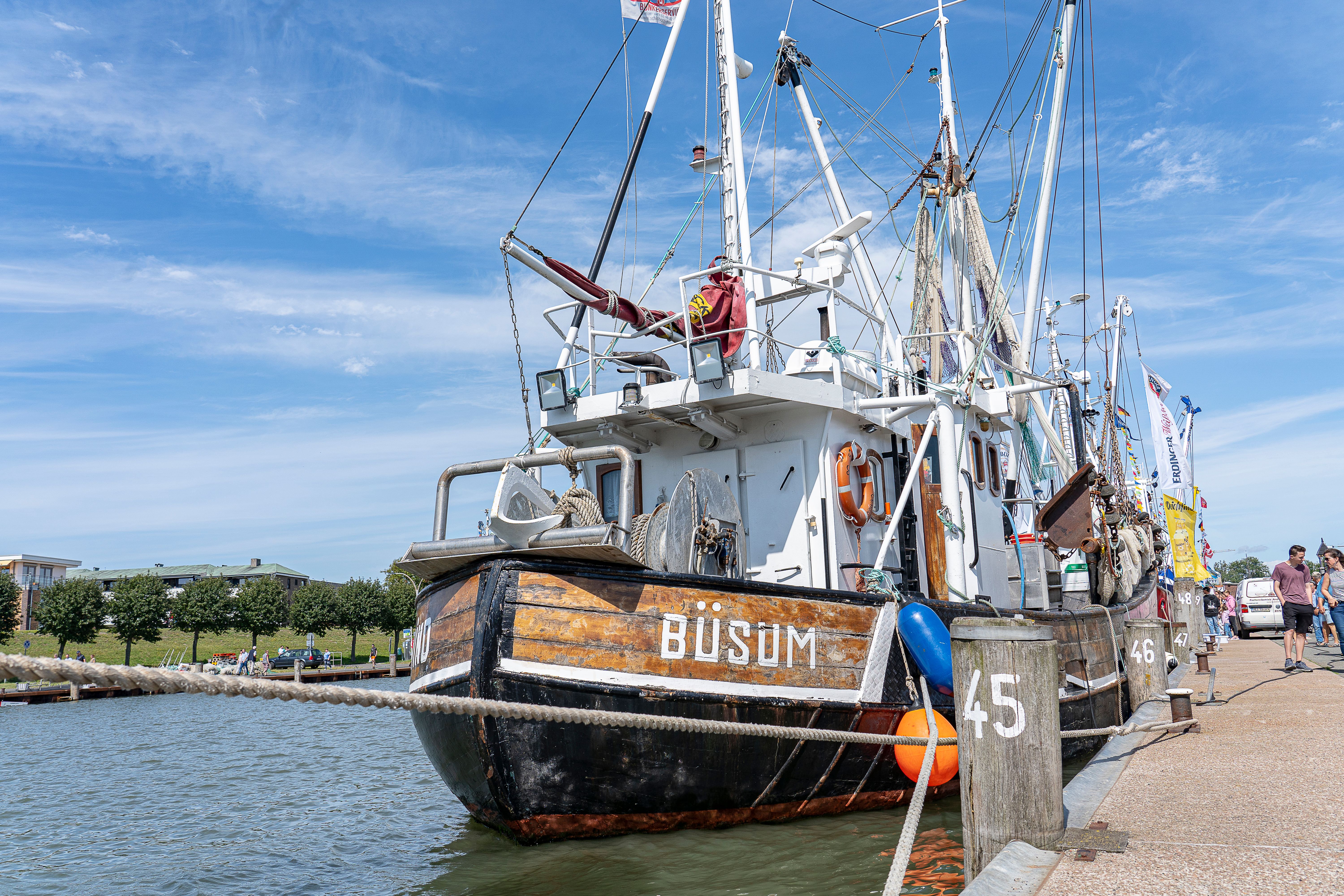 Fischkutter im Hafen von Büsum