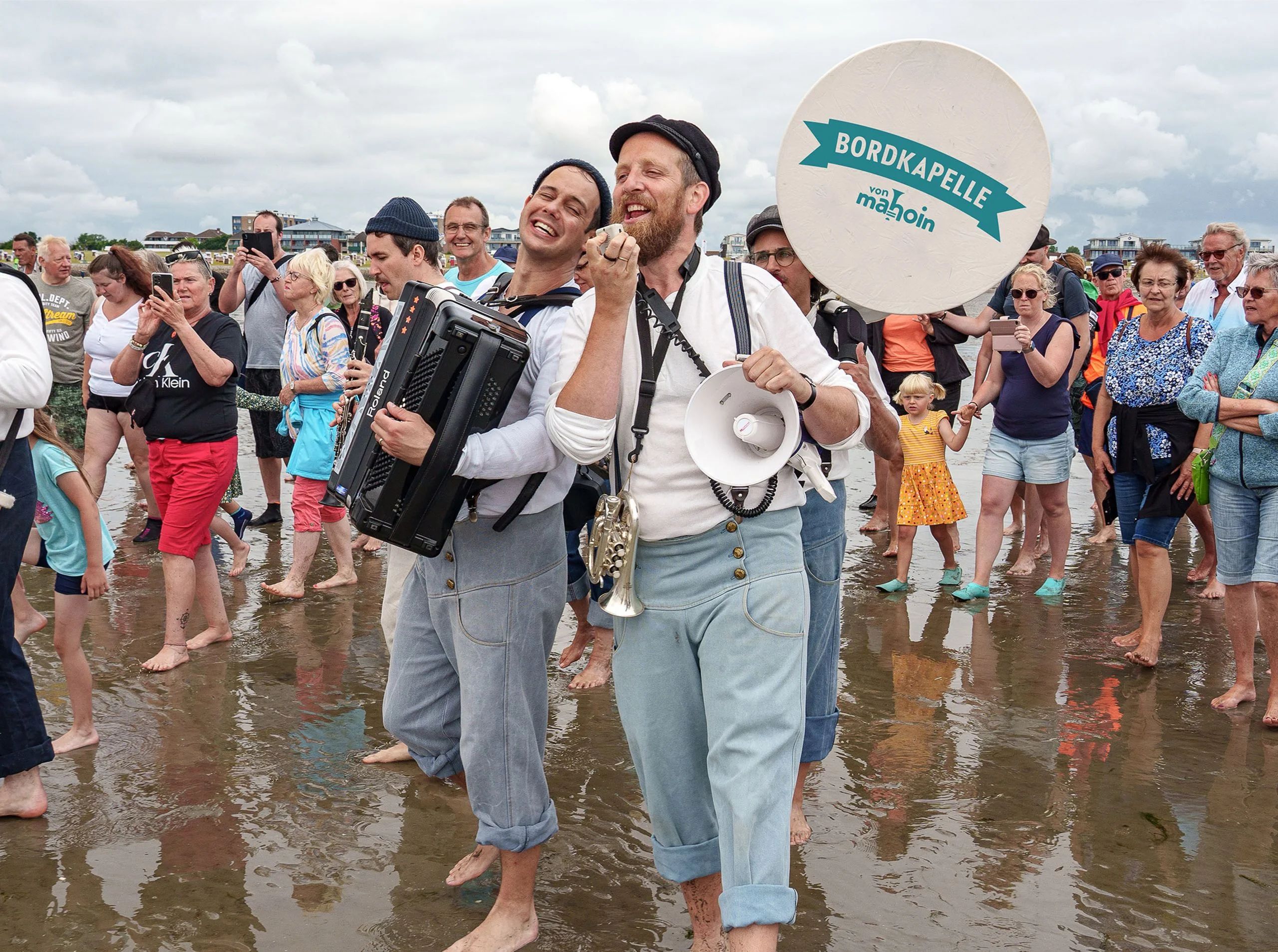 Beim Wattenlauf mit Musik, werden die Wattwandergruppe von einer Kapellle begleitet. - Foto: TMS Büsum 