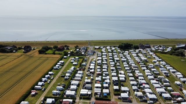 Luftaufnahme des Campingplatz "An de Waterkant", im Hintergrund ist die Nordsee zu sehen