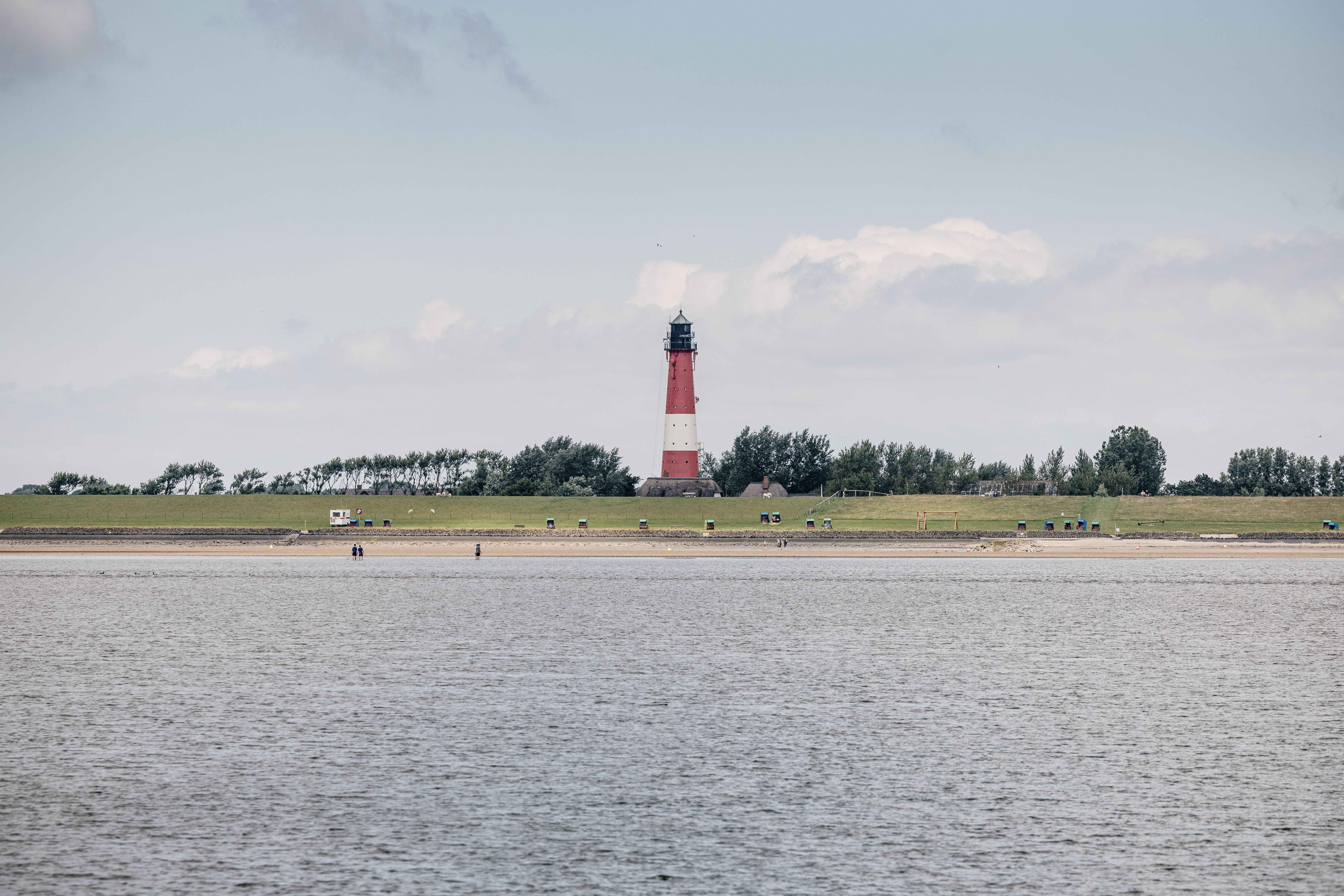 Der Pellwormer Leuchtturm hinter dem Deich
