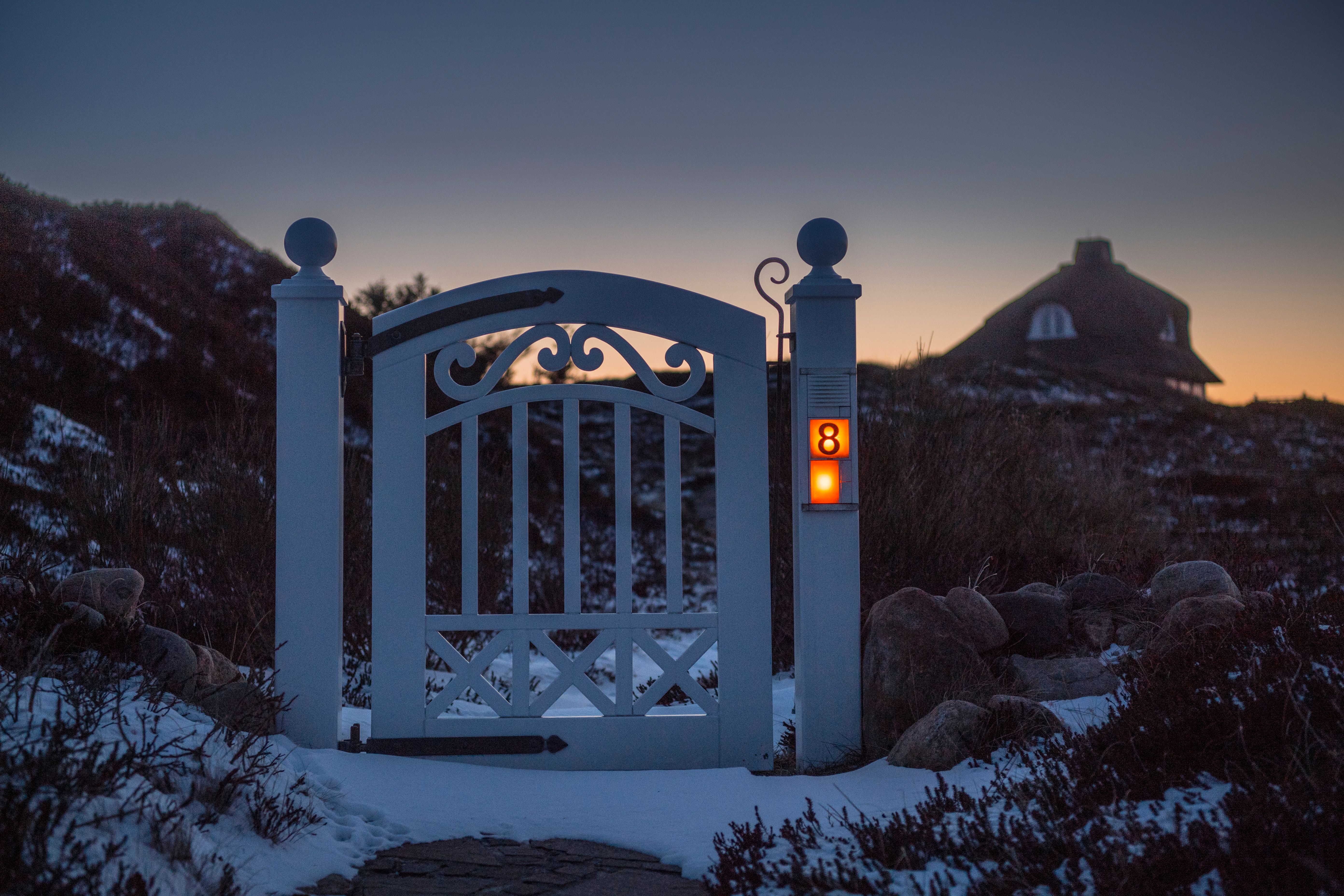 Pforte vor einem Reetdachhaus in Hörum im Winter