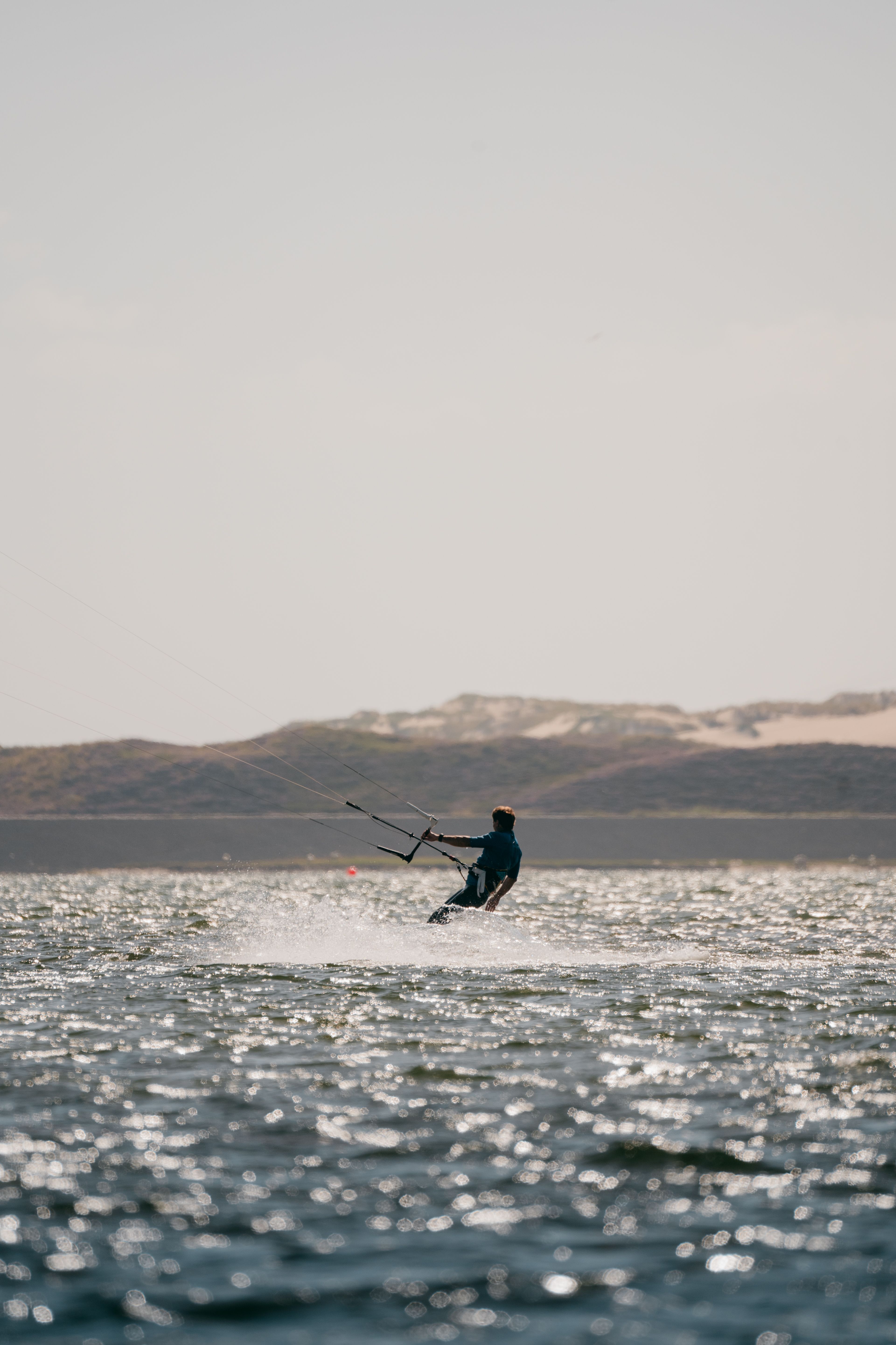 Eine Kitesurfer im Wasser vor Sylt