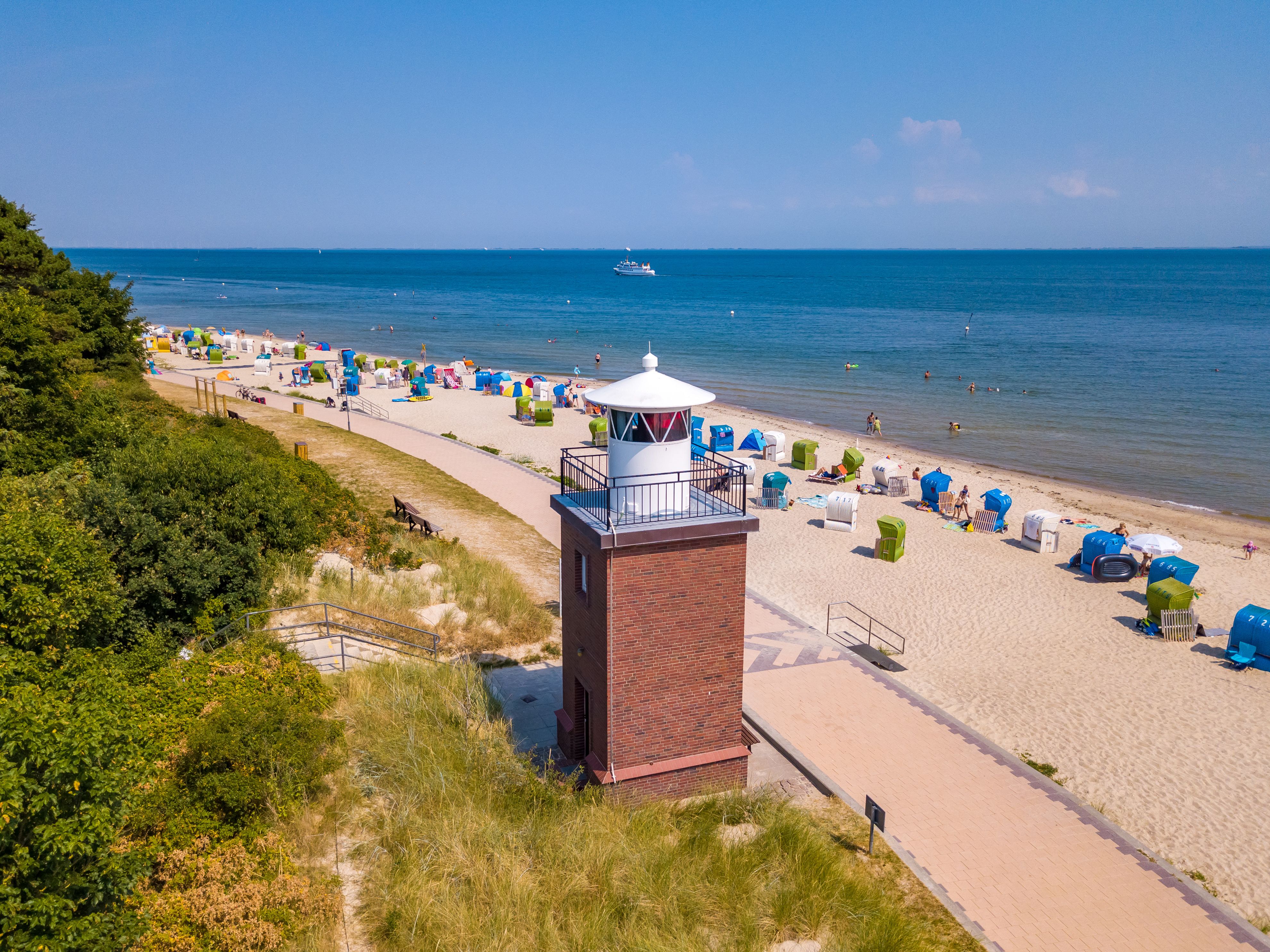 Das kleine Leuchtfeuer "Olhörn" an der Strandpromenade in Wyk auf Föhr im Sommer. Foto: Föhr Tourismus GmbH/Harald Bickel