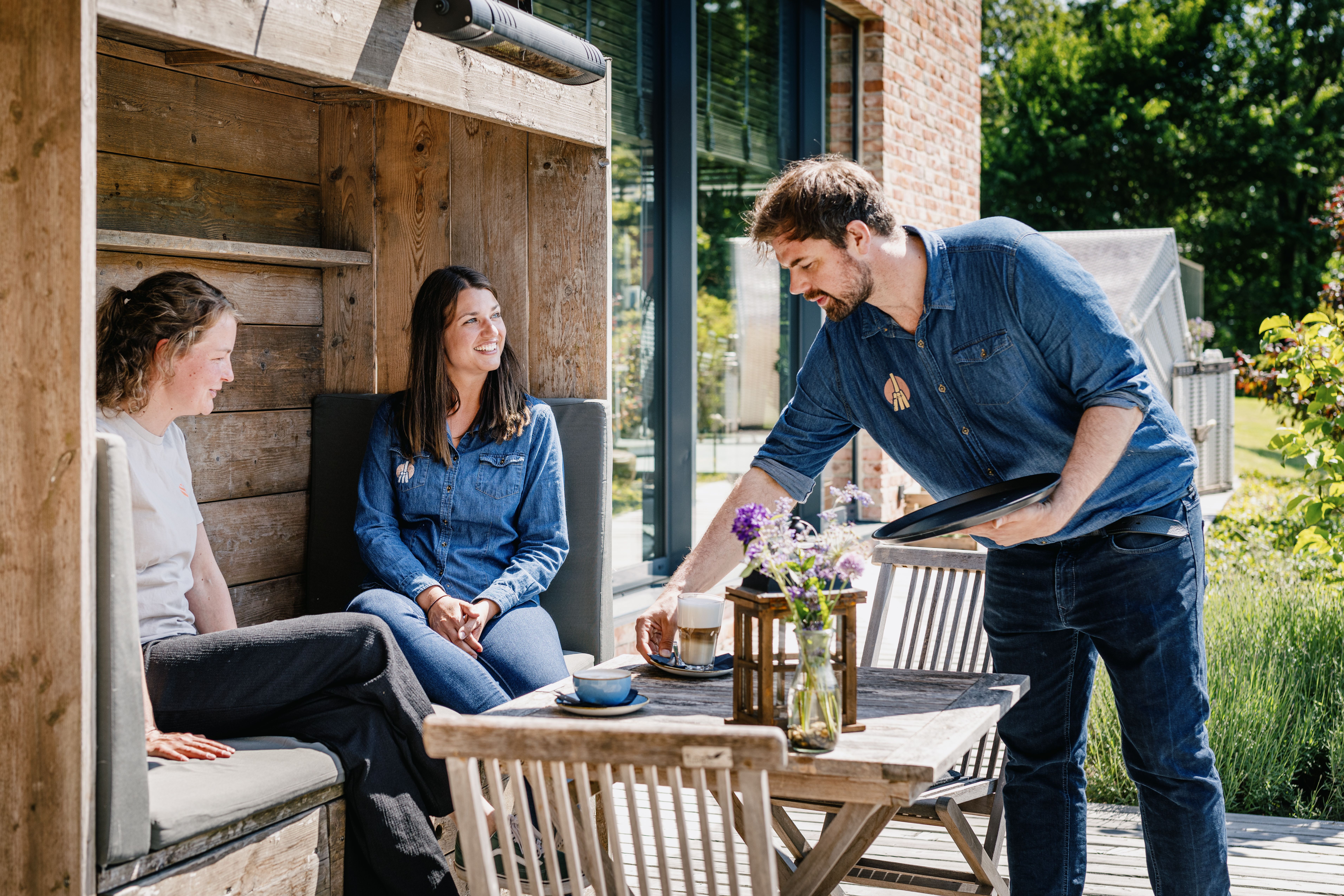 Gastronomie auf der Außenterassen im Landhafen in Niebüll.