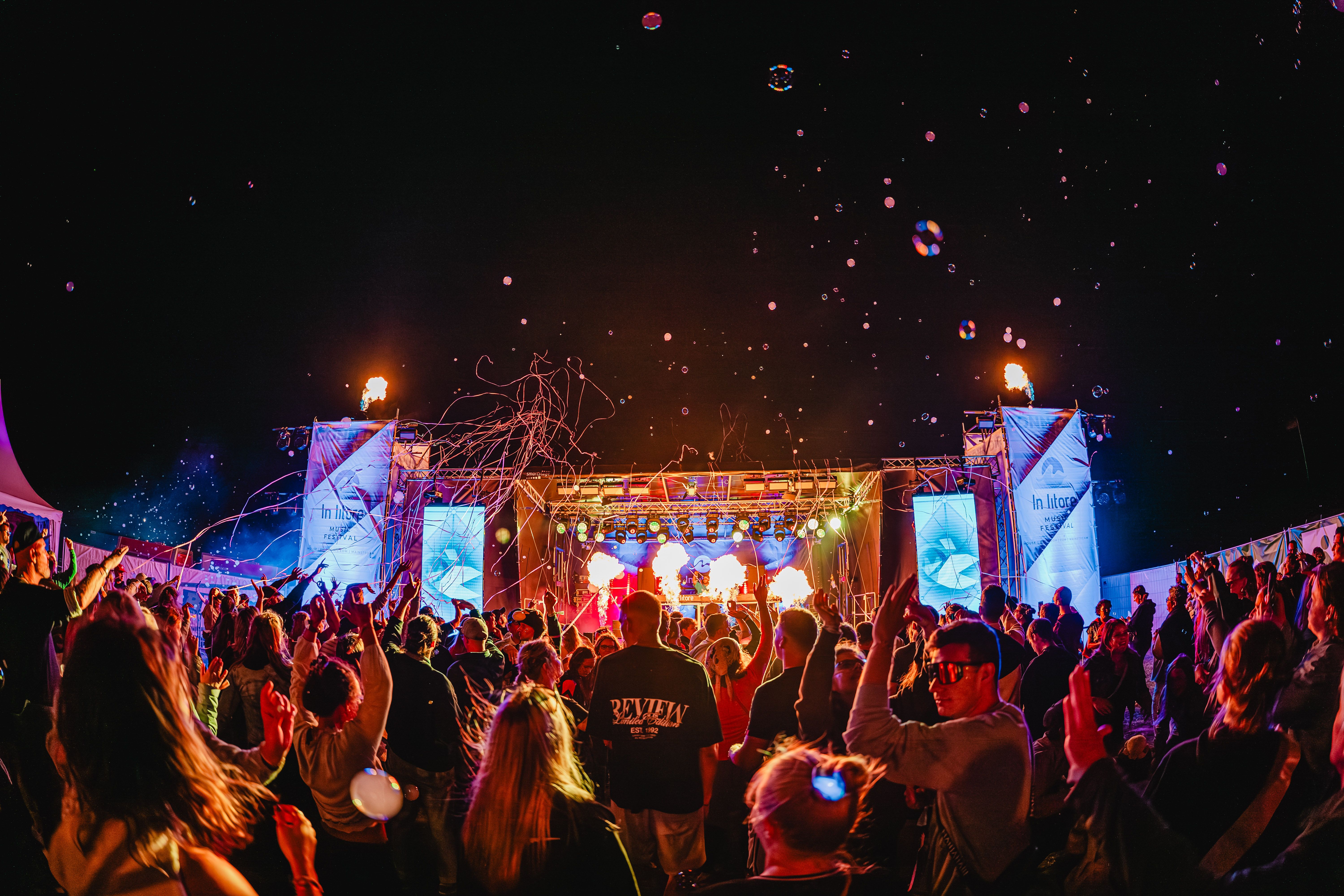 Blick durch das Publikum auf die Bunte Bühne des In litore Festivals - Foto: KB-Media-Inlitore