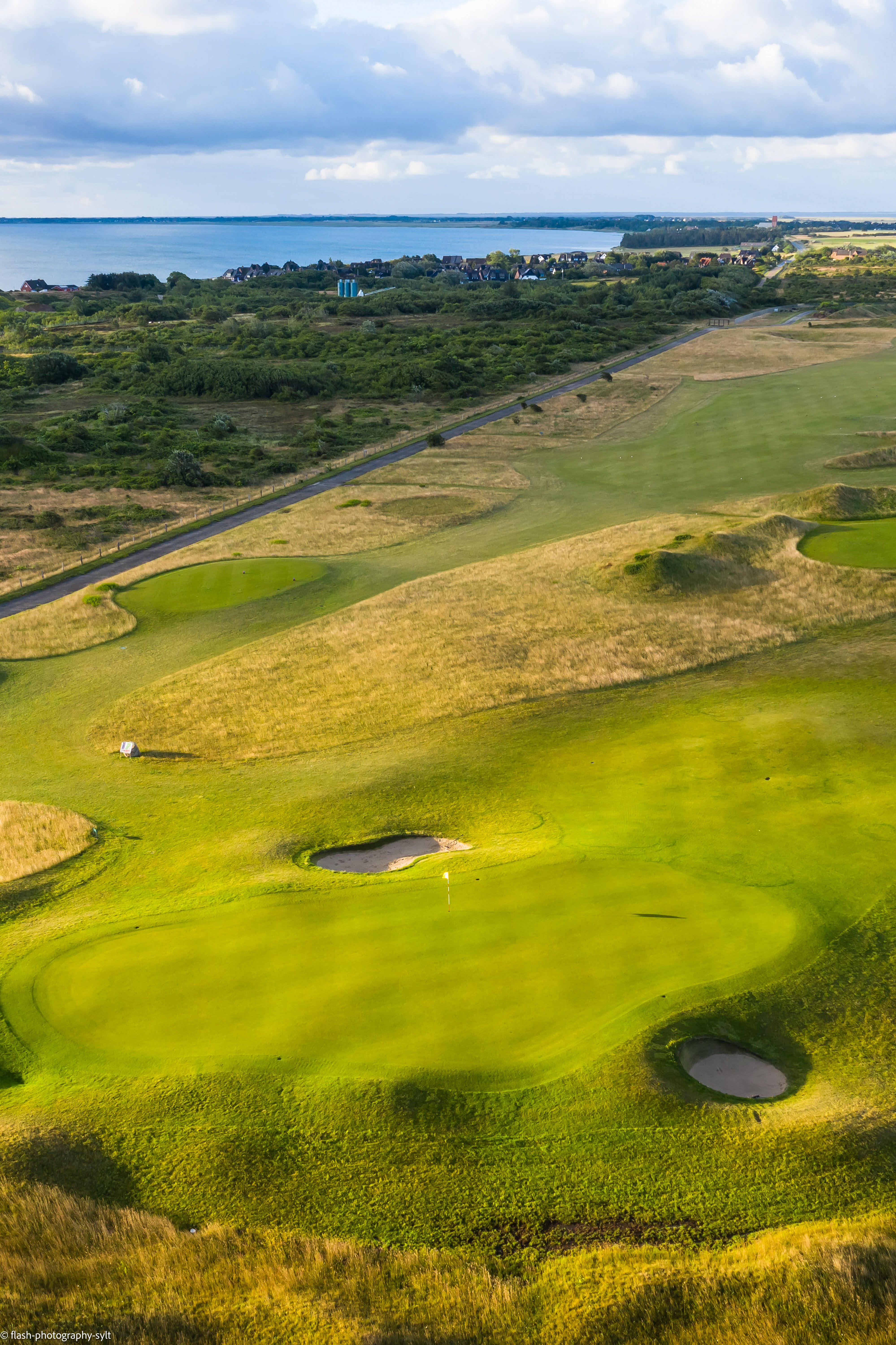 Luftaufnahme vom grünen Golfplatz des Marine Golf Club Sylt
