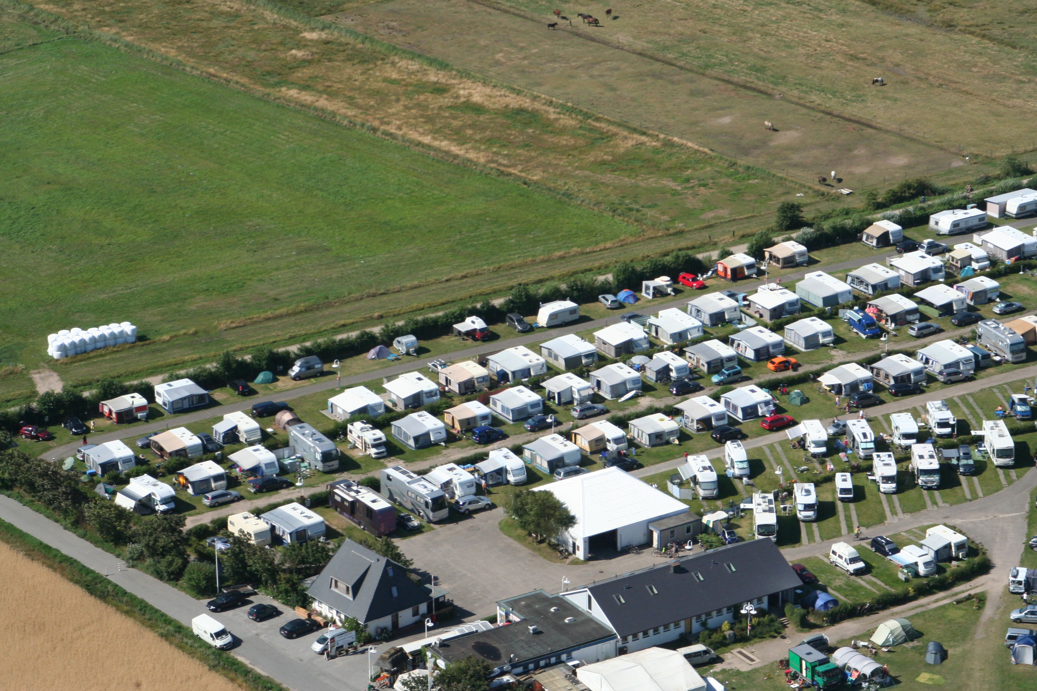 Luftbildaufnahme des Südhörner Campingplatzes mitten im Grünen auf Sylt