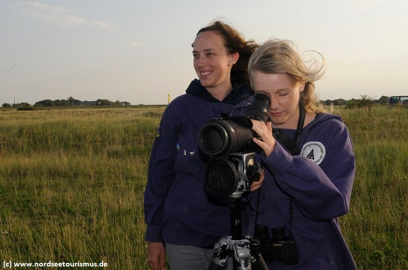 Katharina und Nele bei der Vogelbeobachtung