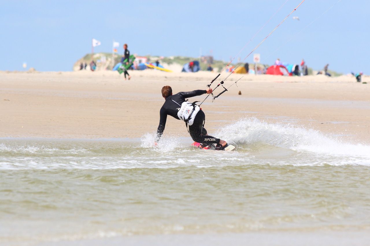Ein Kitesurfer vor der Küste von Amrum