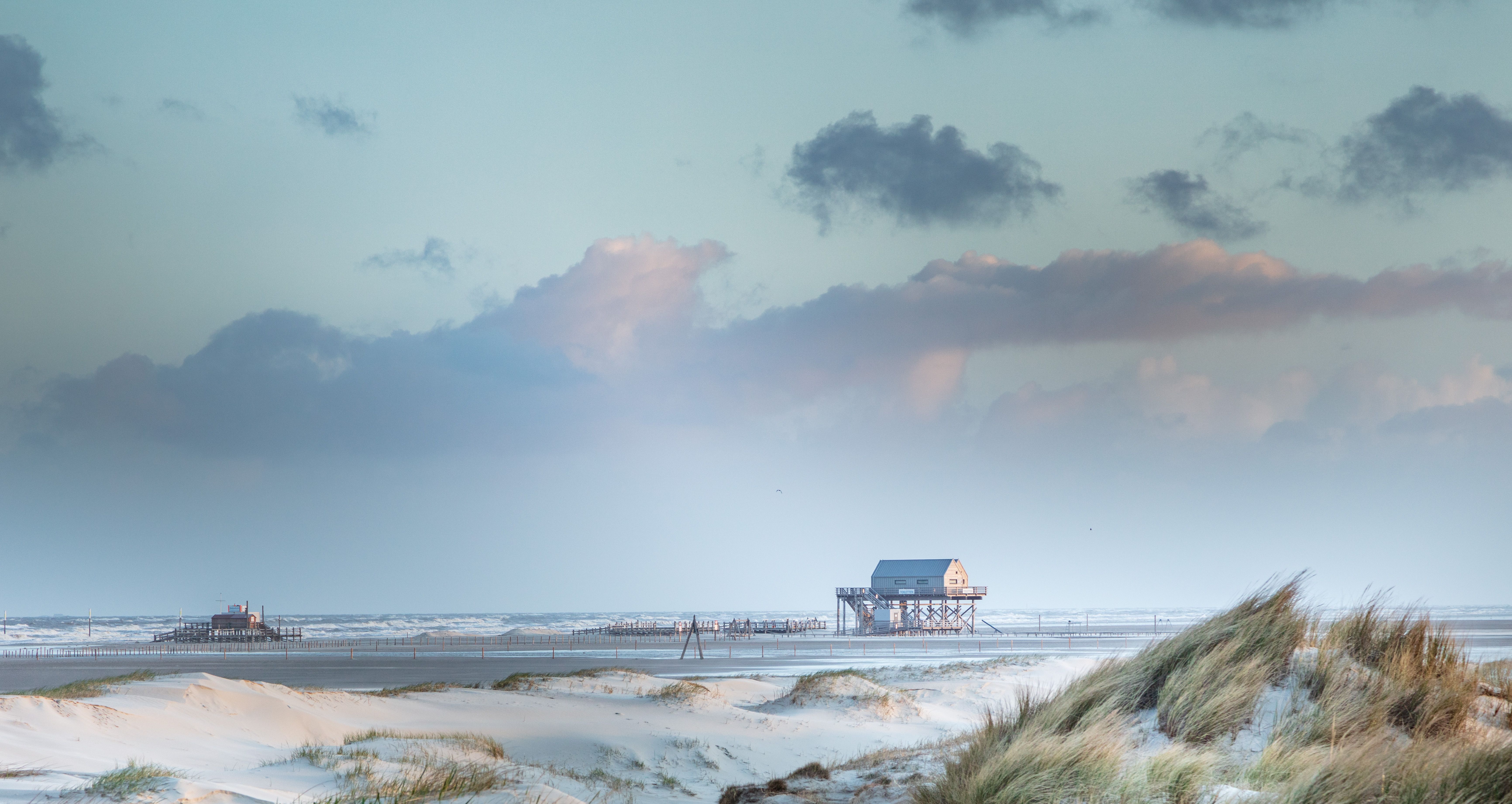Pfahlbauten in St. Peter-Ording bei Sturm im Winter
