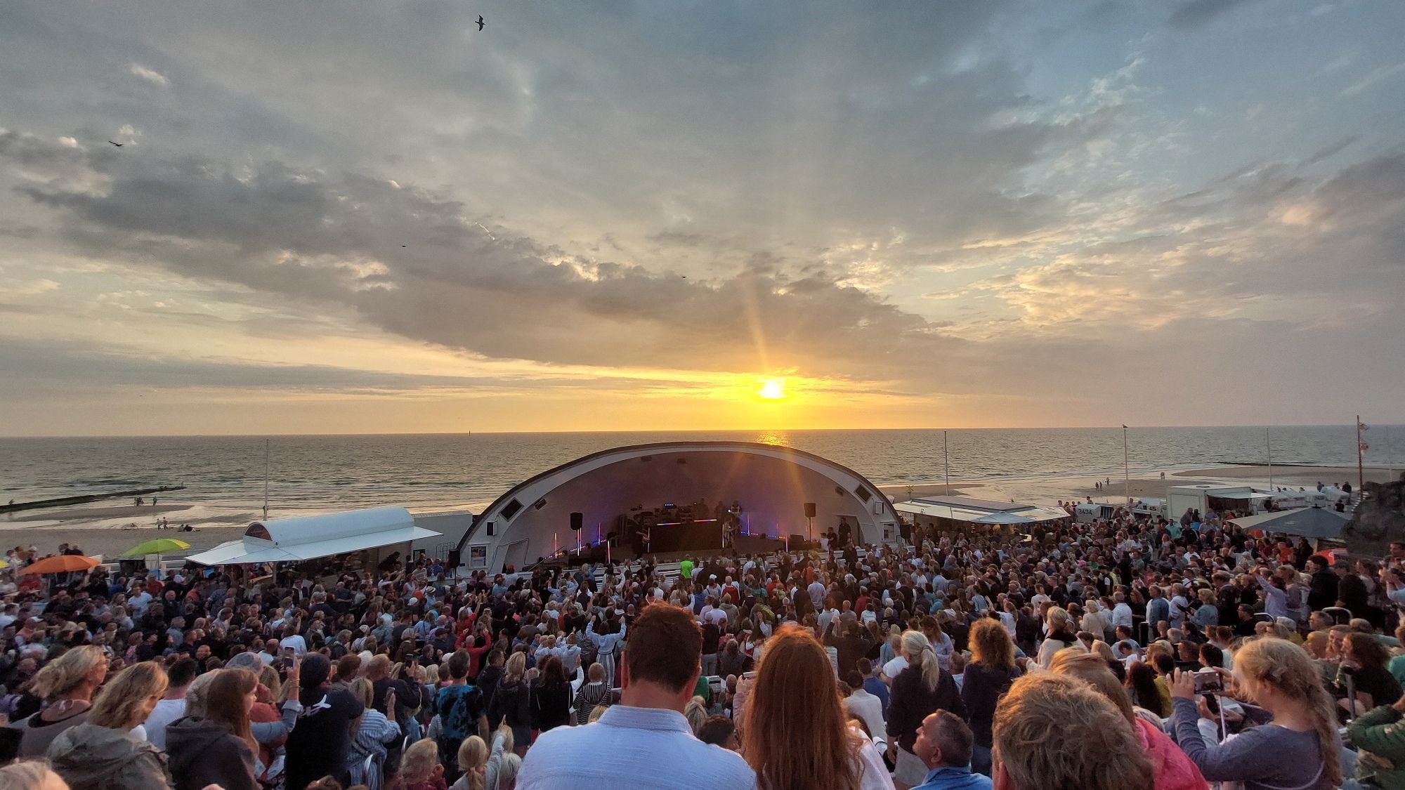 Sundowner-Event an der Kurmuschel in Westerland.