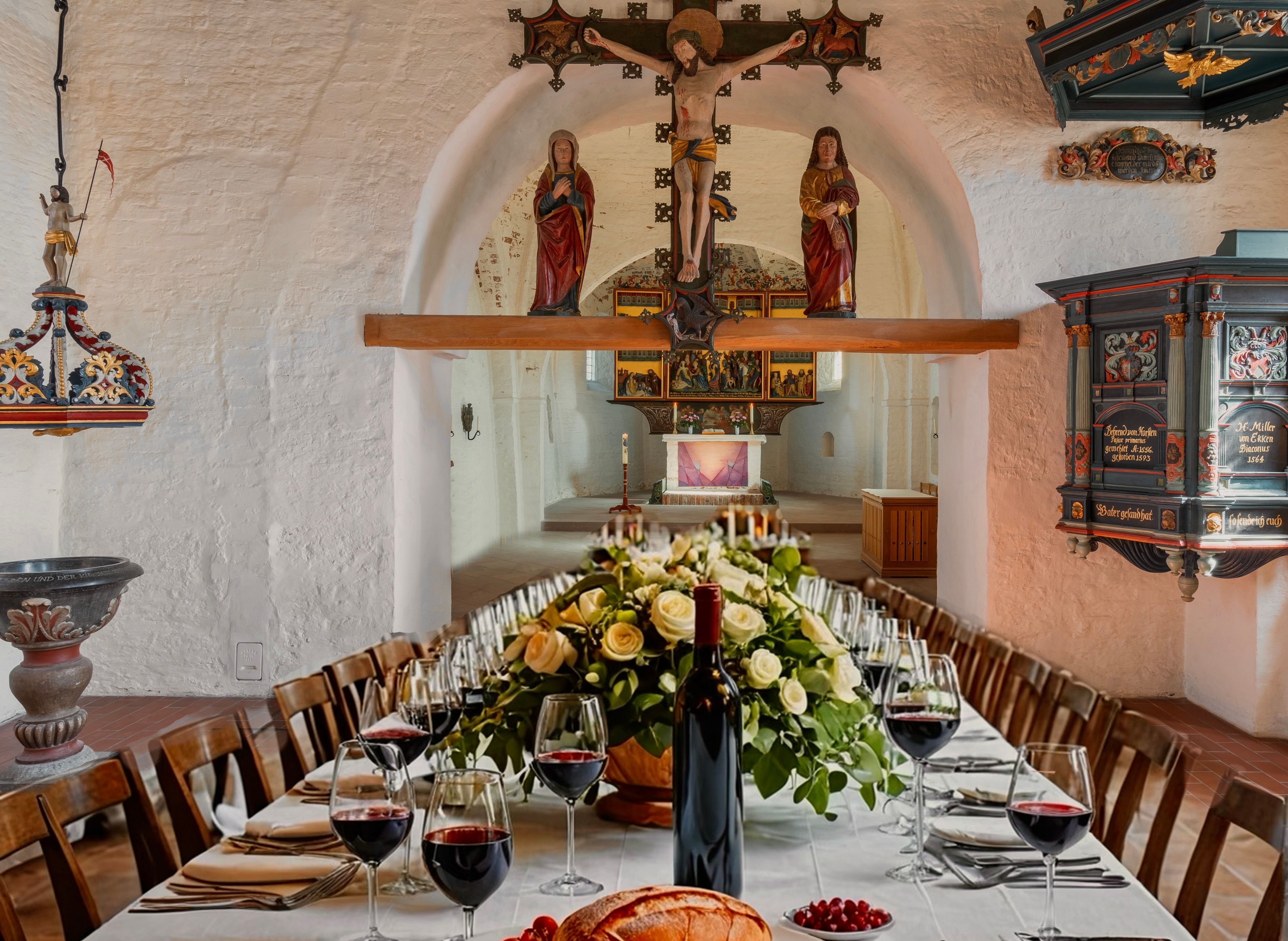 In einer Kirche steht eine lange, gedeckte Tafel
